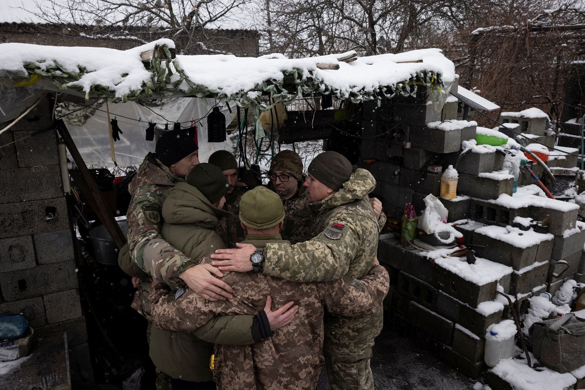 Tuyết phủ trắng nơi giao tranh giữa Ukraine và Nga, binh lính co ro vì giá lạnh - Ảnh 5.