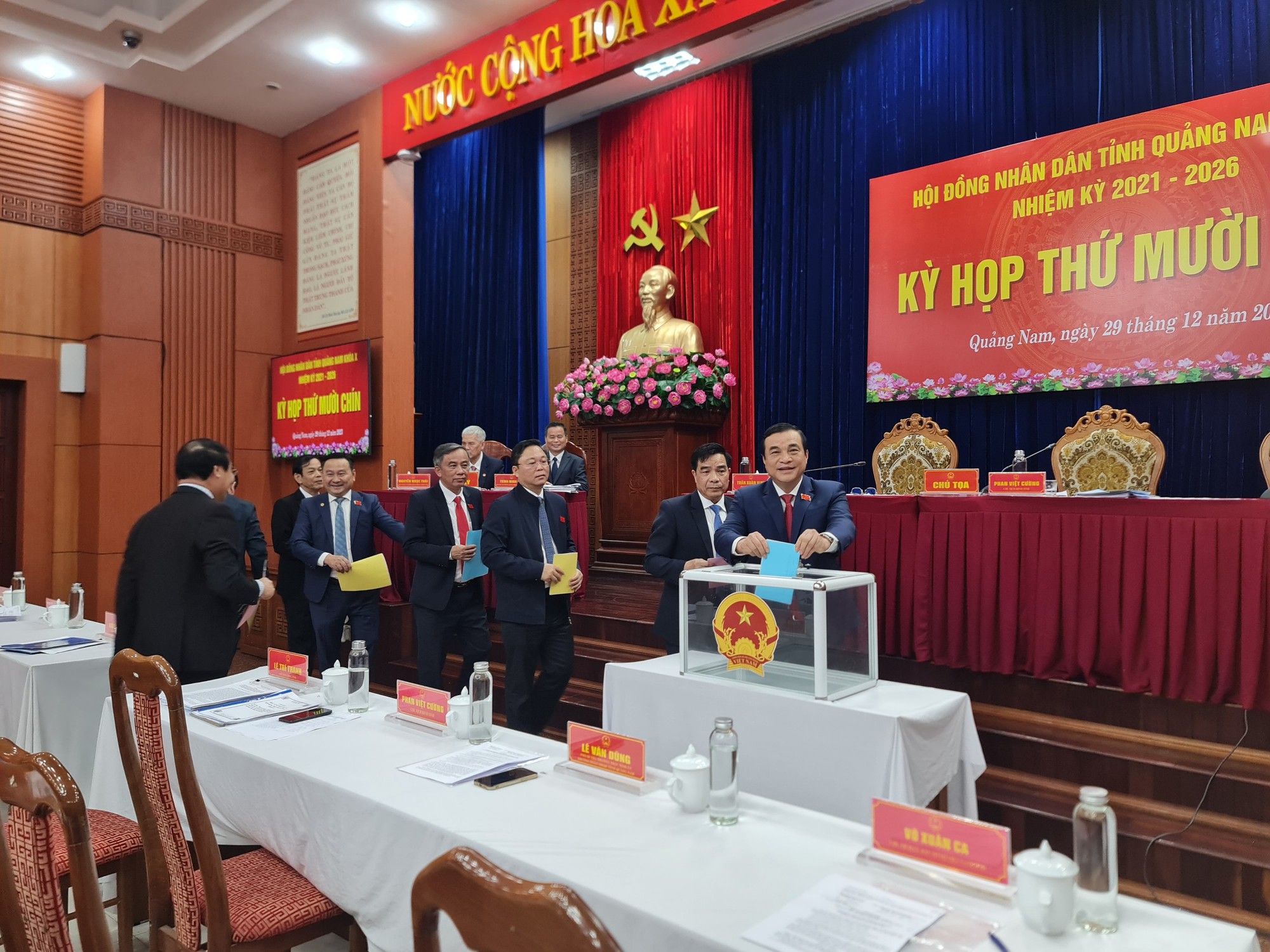HĐND tỉnh Quảng Nam công bố kết quả lấy phiếu tín nhiệm  - Ảnh 1.