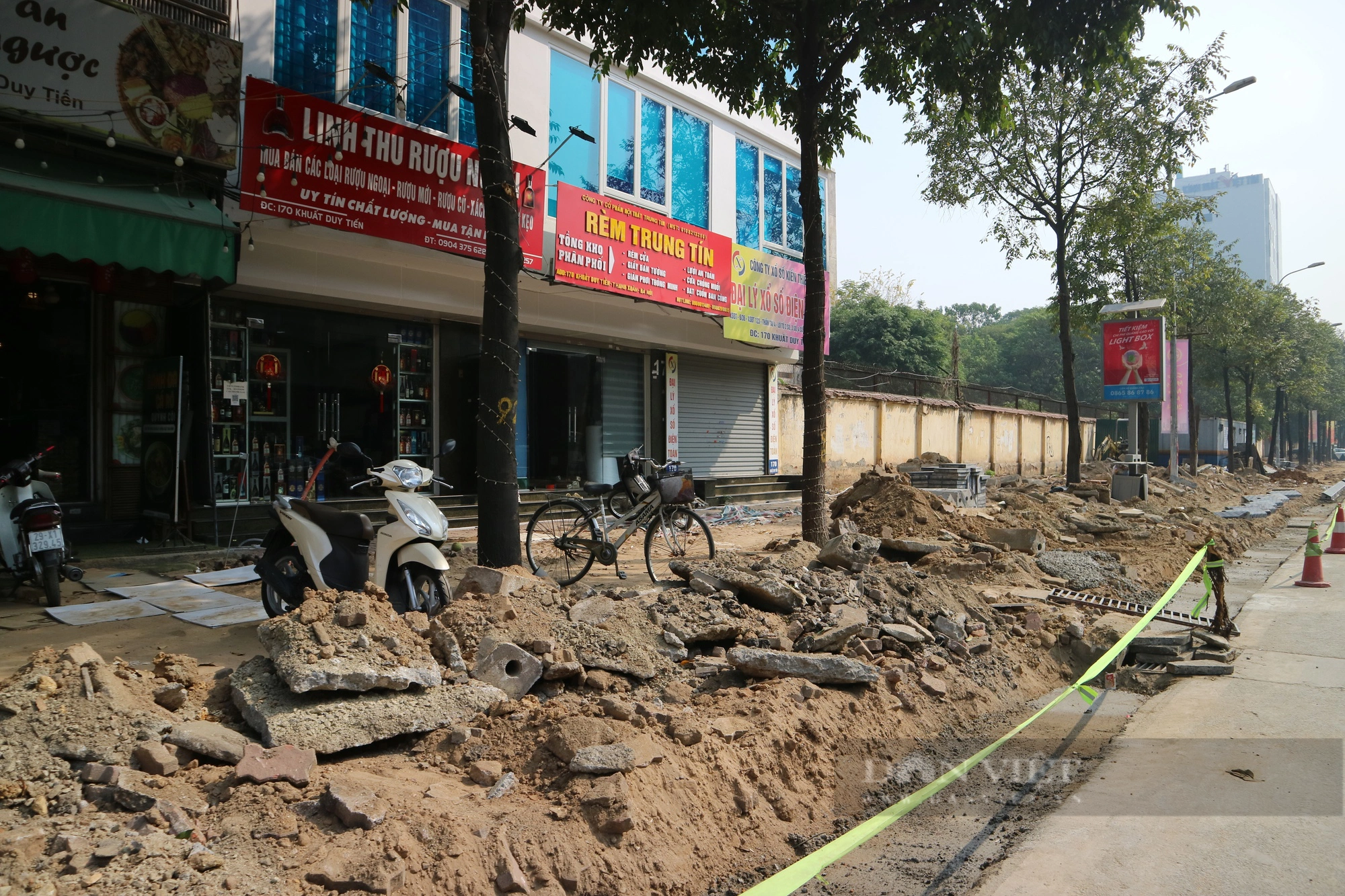 Cận Tết dương lịch, vỉa hè nhiều tuyến phố tại Hà Nội vẫn ngổn ngang vật liệu - Ảnh 3.