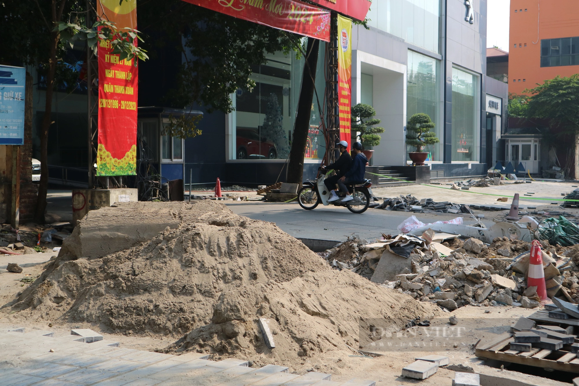 Cận Tết dương lịch, vỉa hè nhiều tuyến phố tại Hà Nội vẫn ngổn ngang vật liệu - Ảnh 8.
