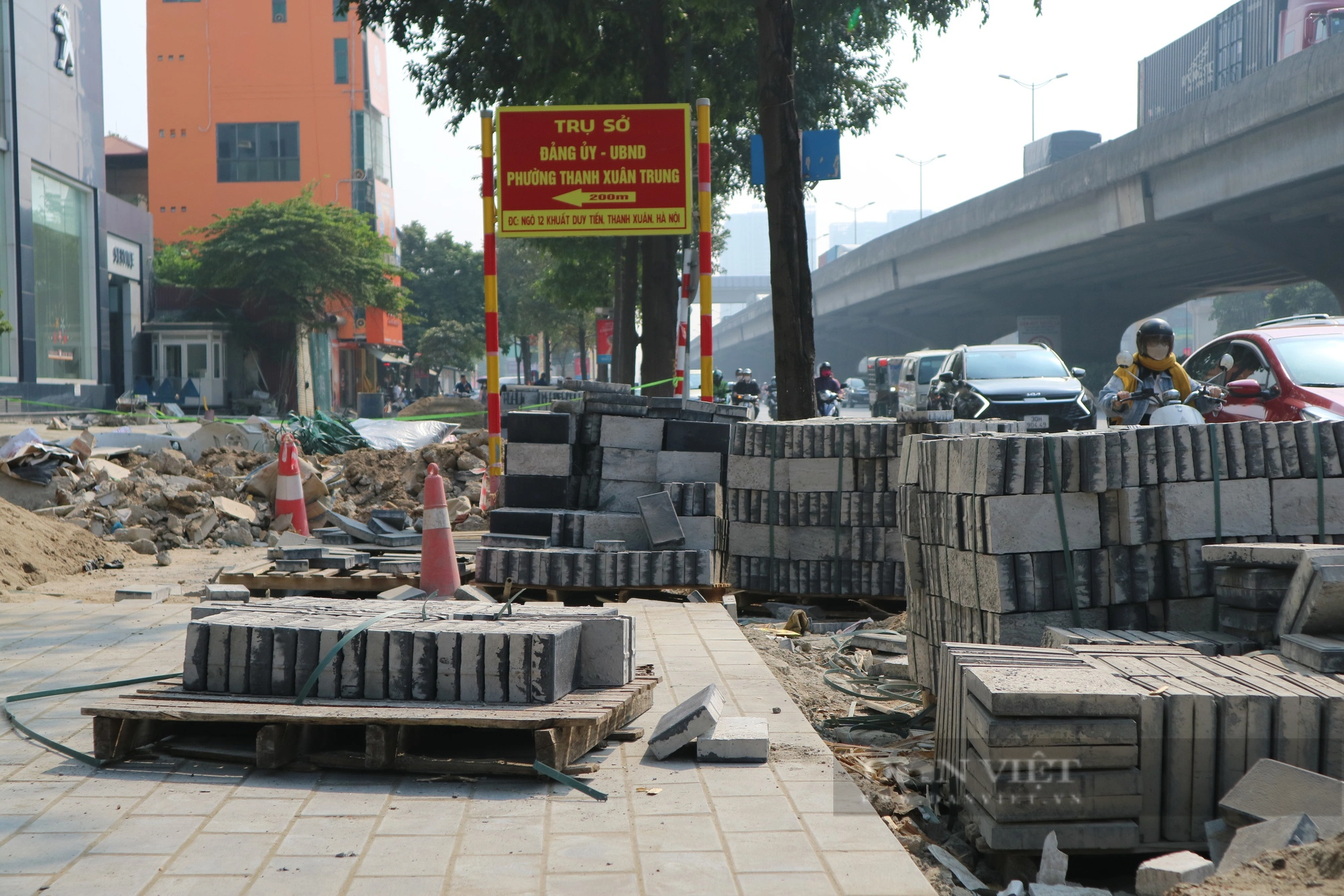 Cận Tết dương lịch, vỉa hè nhiều tuyến phố tại Hà Nội vẫn ngổn ngang vật liệu - Ảnh 9.