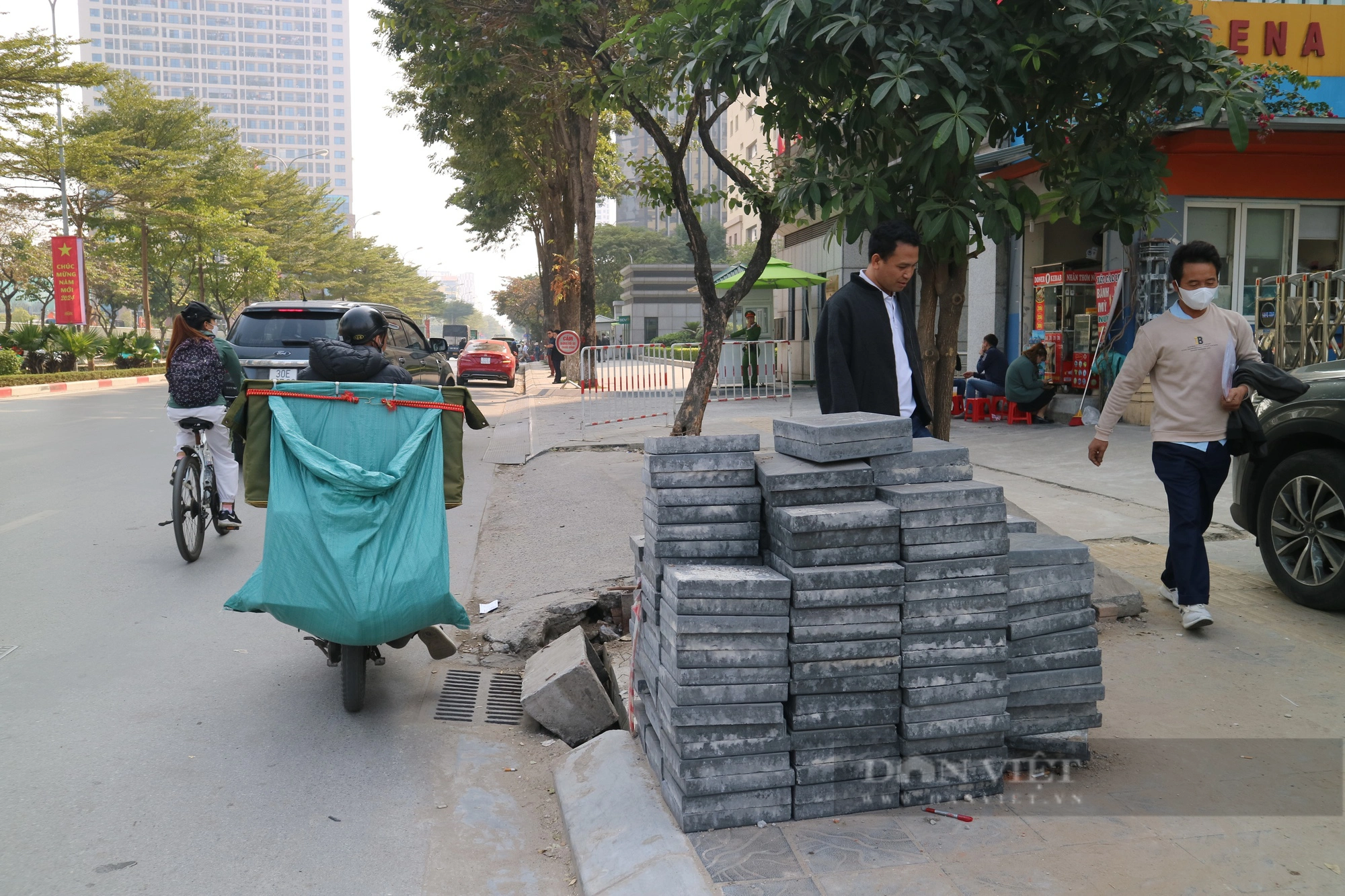 Cận Tết dương lịch, vỉa hè nhiều tuyến phố tại Hà Nội vẫn ngổn ngang vật liệu - Ảnh 10.