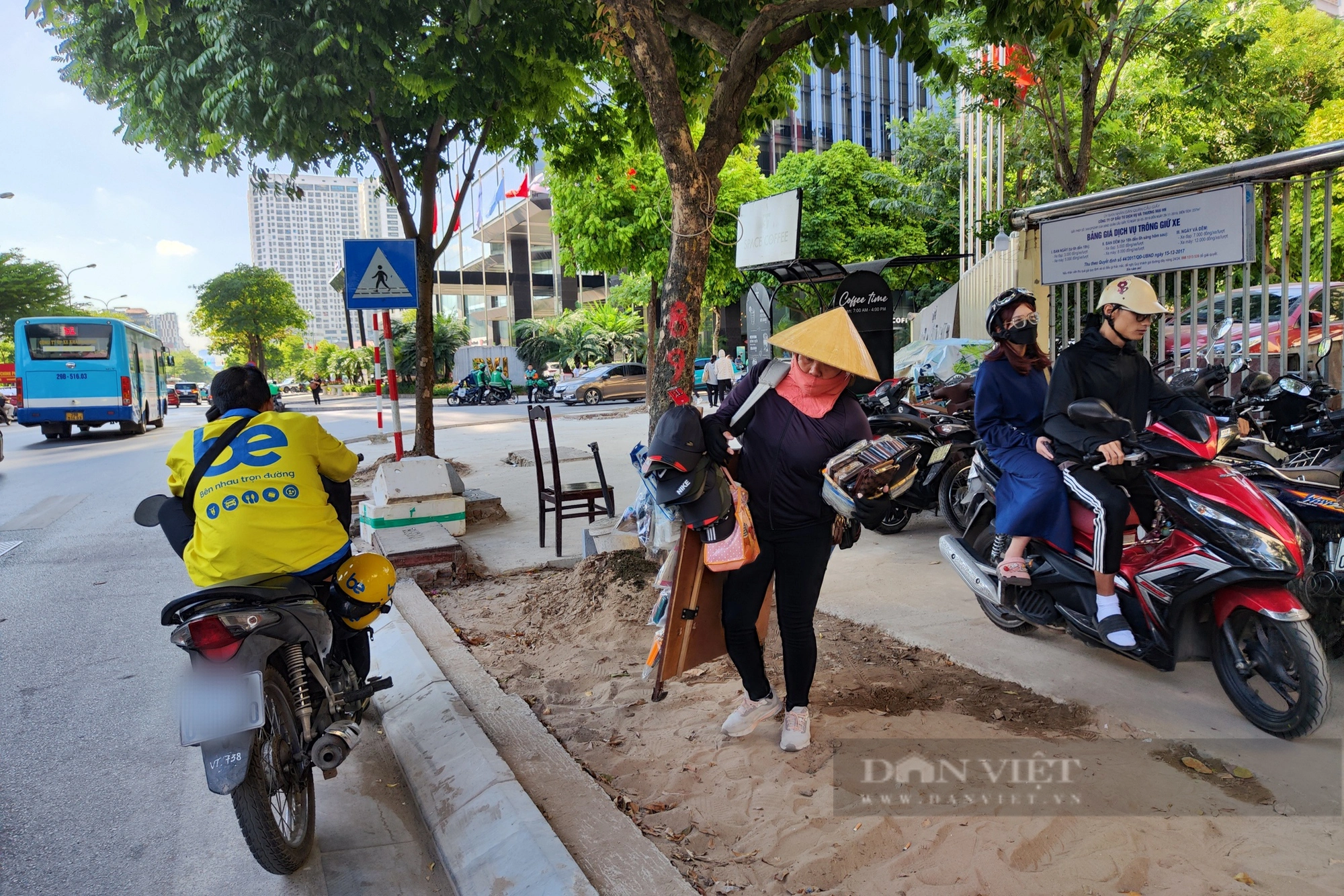Cận Tết dương lịch, vỉa hè nhiều tuyến phố tại Hà Nội vẫn ngổn ngang vật liệu - Ảnh 11.
