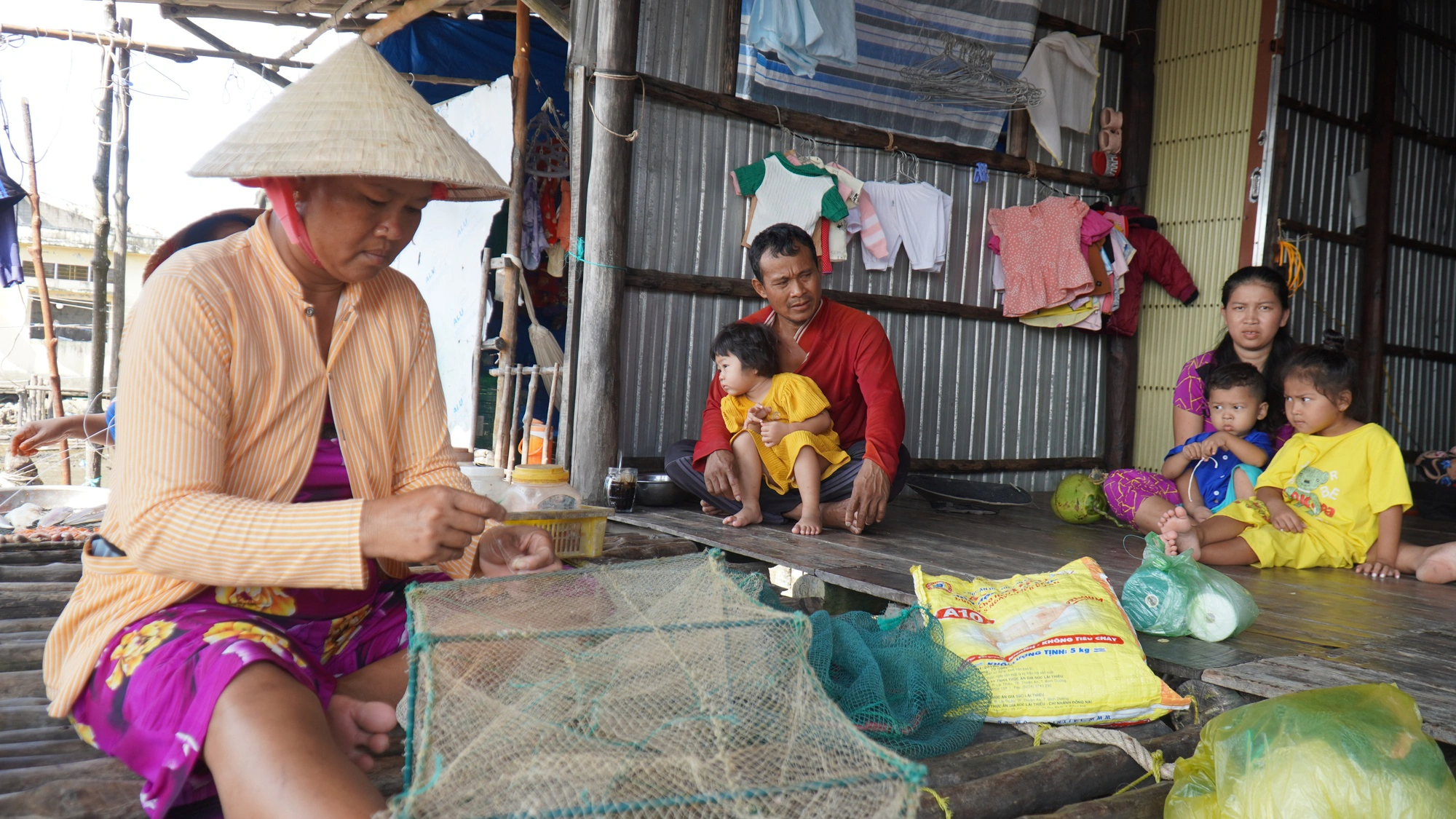 Cuộc sống chơi vơi nơi bờ biển sạt lở ở Cà Mau (Bài 1): Thấp thỏm sống ở cửa biển Vàm Xoáy- Ảnh 2.