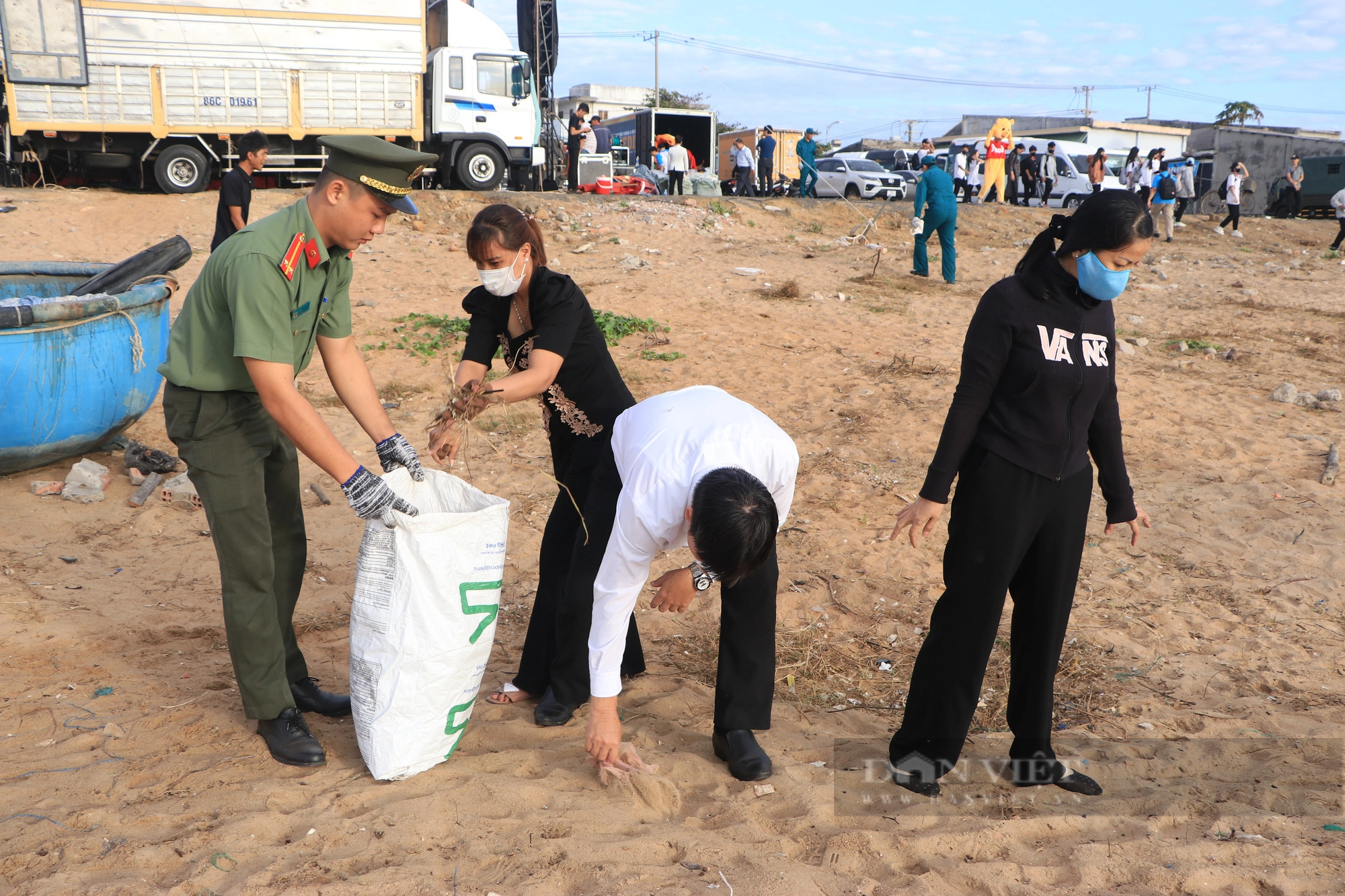 Bà Rịa - Vũng Tàu: Hàng trăm người ra bãi biển dọn rác từ sáng sớm - Ảnh 4.