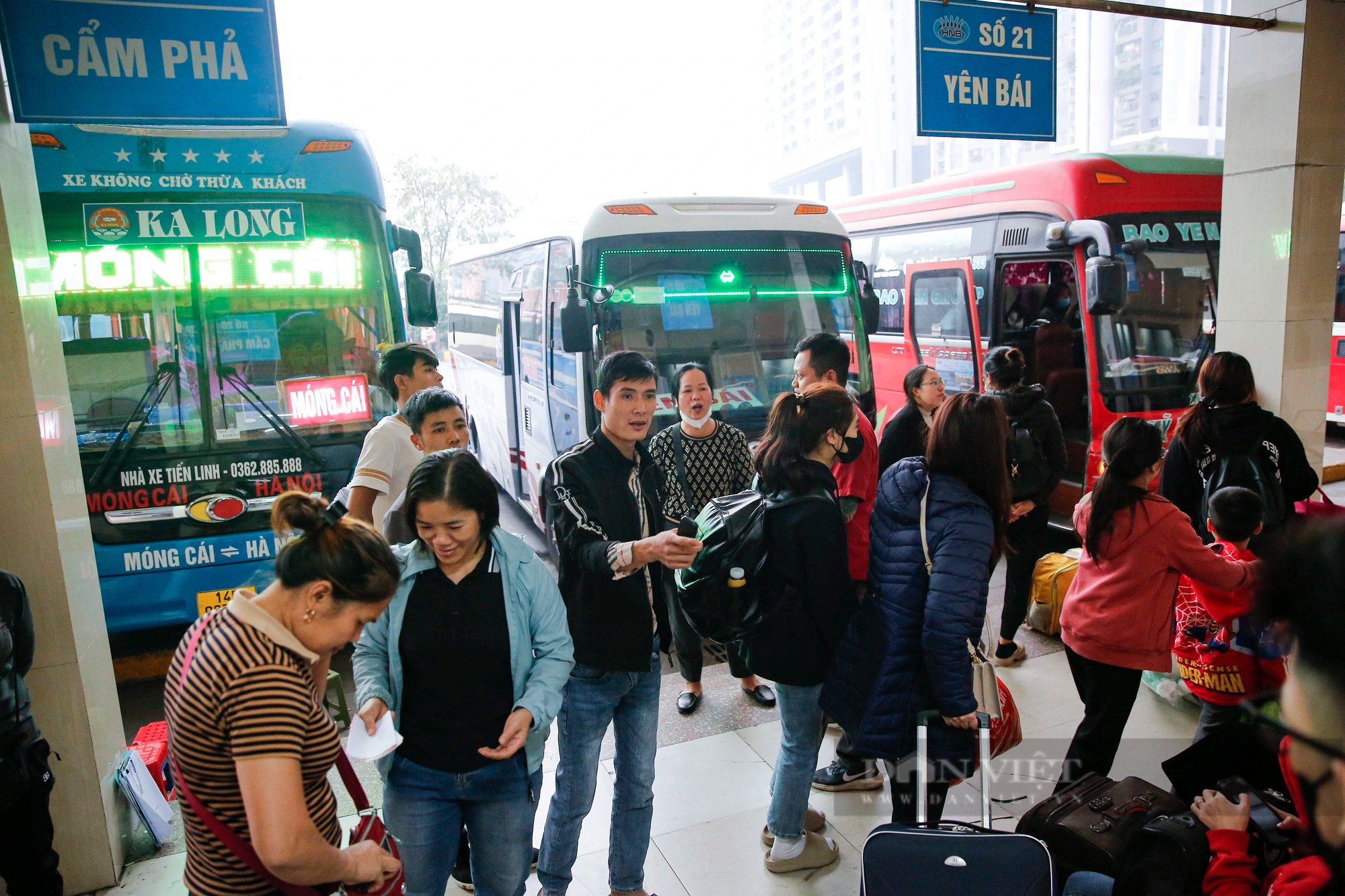 Xe khách xuất bến kín ghế, nhà xe phải tăng cường chuyến đưa người dân về quê nghỉ Tết Dương lịch 2024 - Ảnh 6.