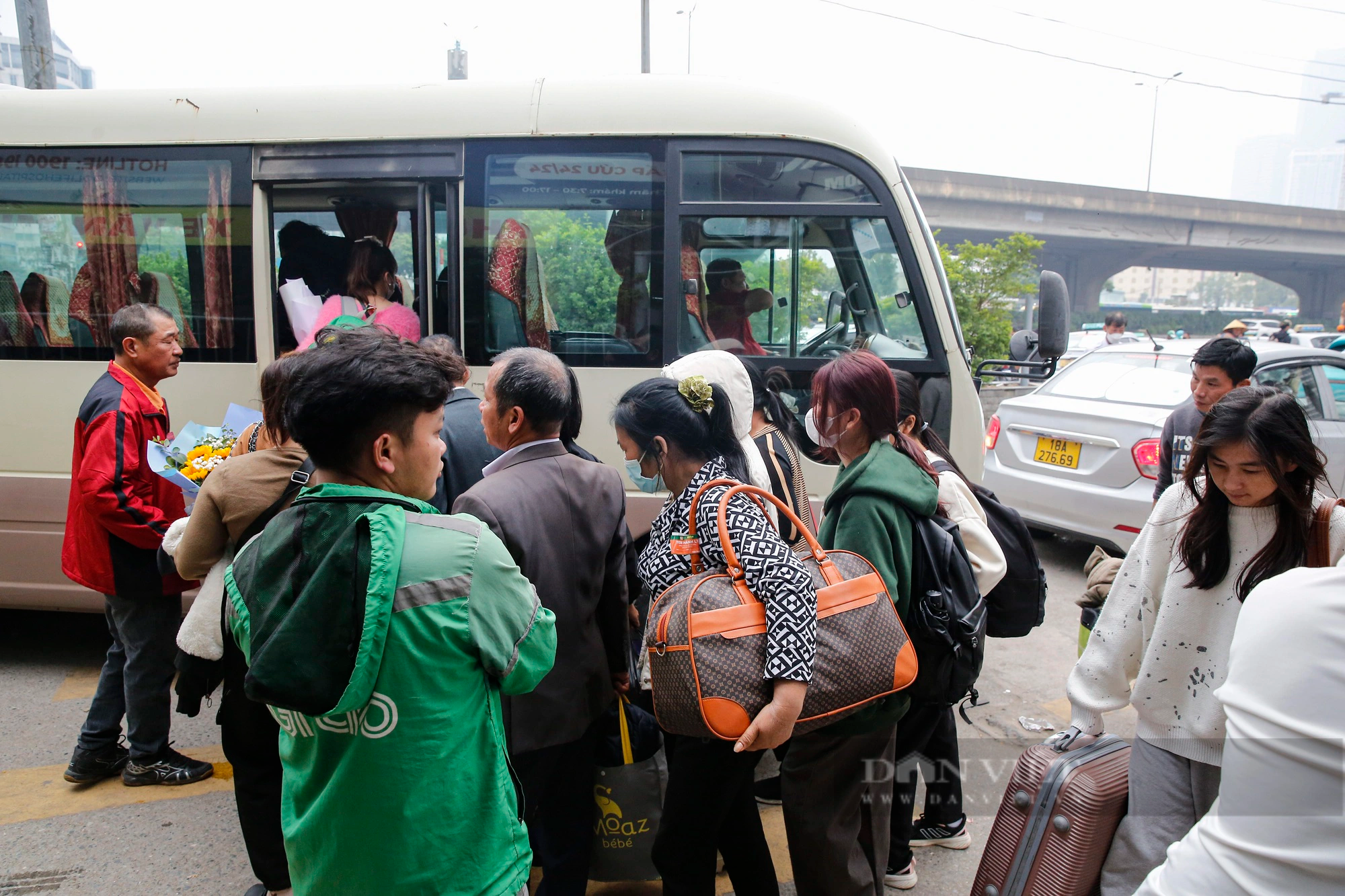 Xe khách xuất bến kín ghế, nhà xe phải tăng cường chuyến đưa người dân về quê nghỉ Tết Dương lịch 2024 - Ảnh 7.