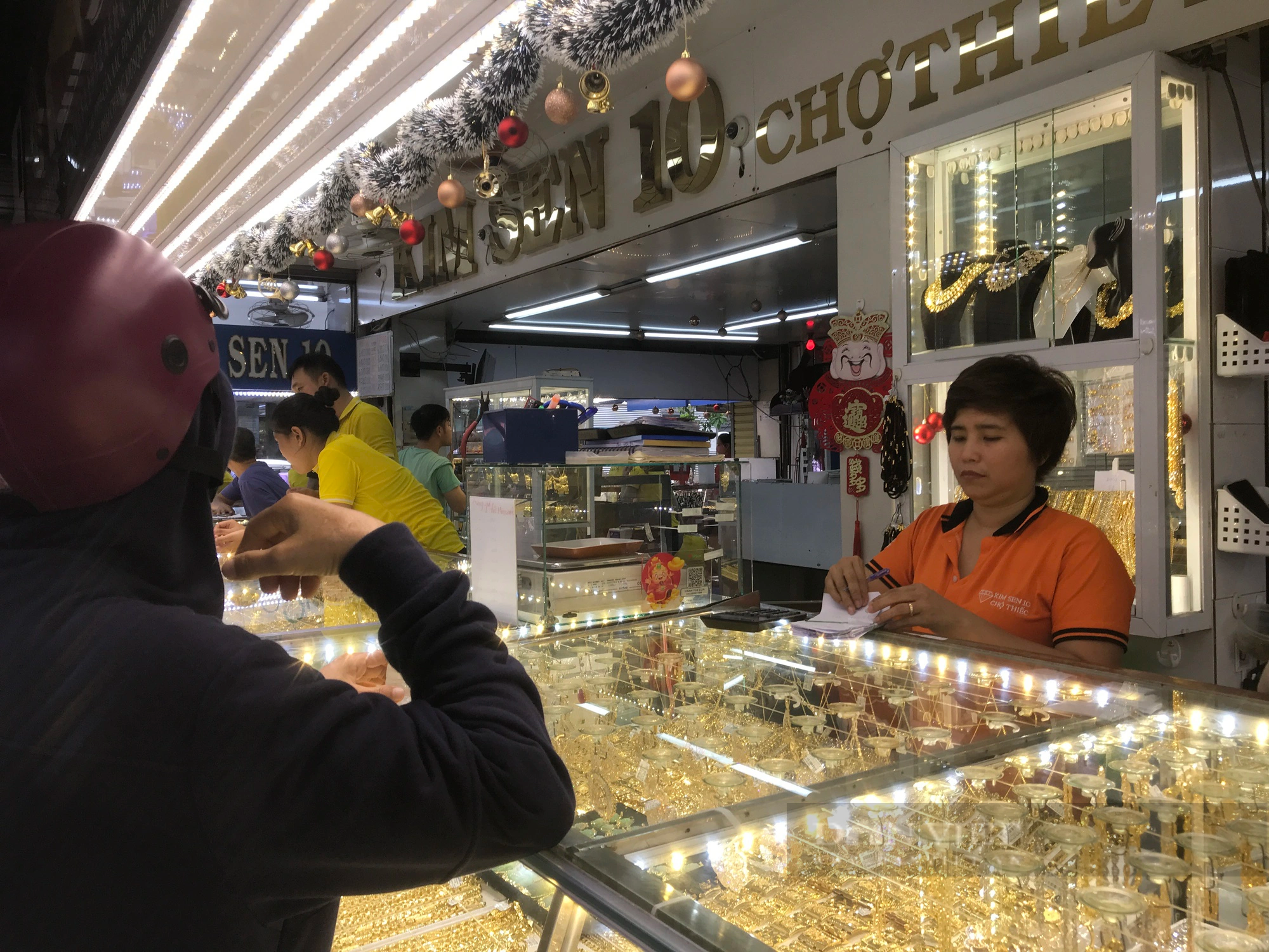 Cảnh mua bán vàng tại TP.HCM trong ngày giá vàng biến động lịch sử - Ảnh 8.