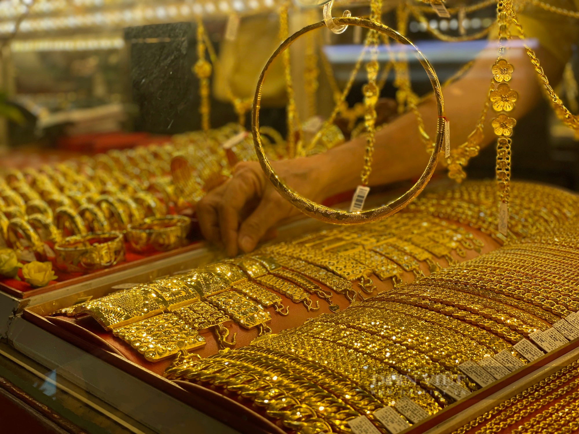 Cảnh mua bán vàng tại TP.HCM trong ngày giá vàng biến động lịch sử - Ảnh 9.