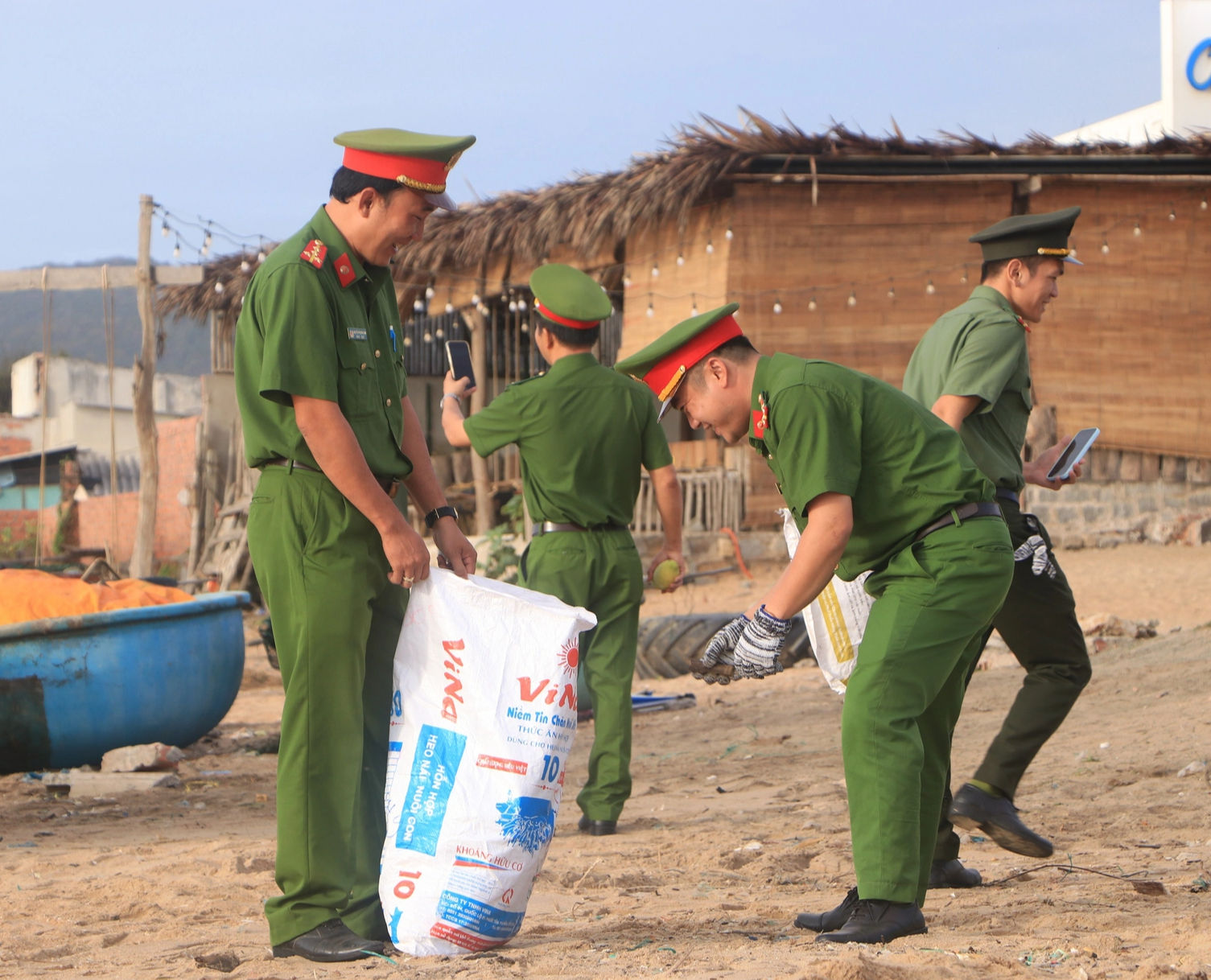 Cùng hoa hậu H'Hen Niê dọn rác bãi biển, quảng bá du lịch Bà Rịa - Vũng Tàu - Ảnh 5.