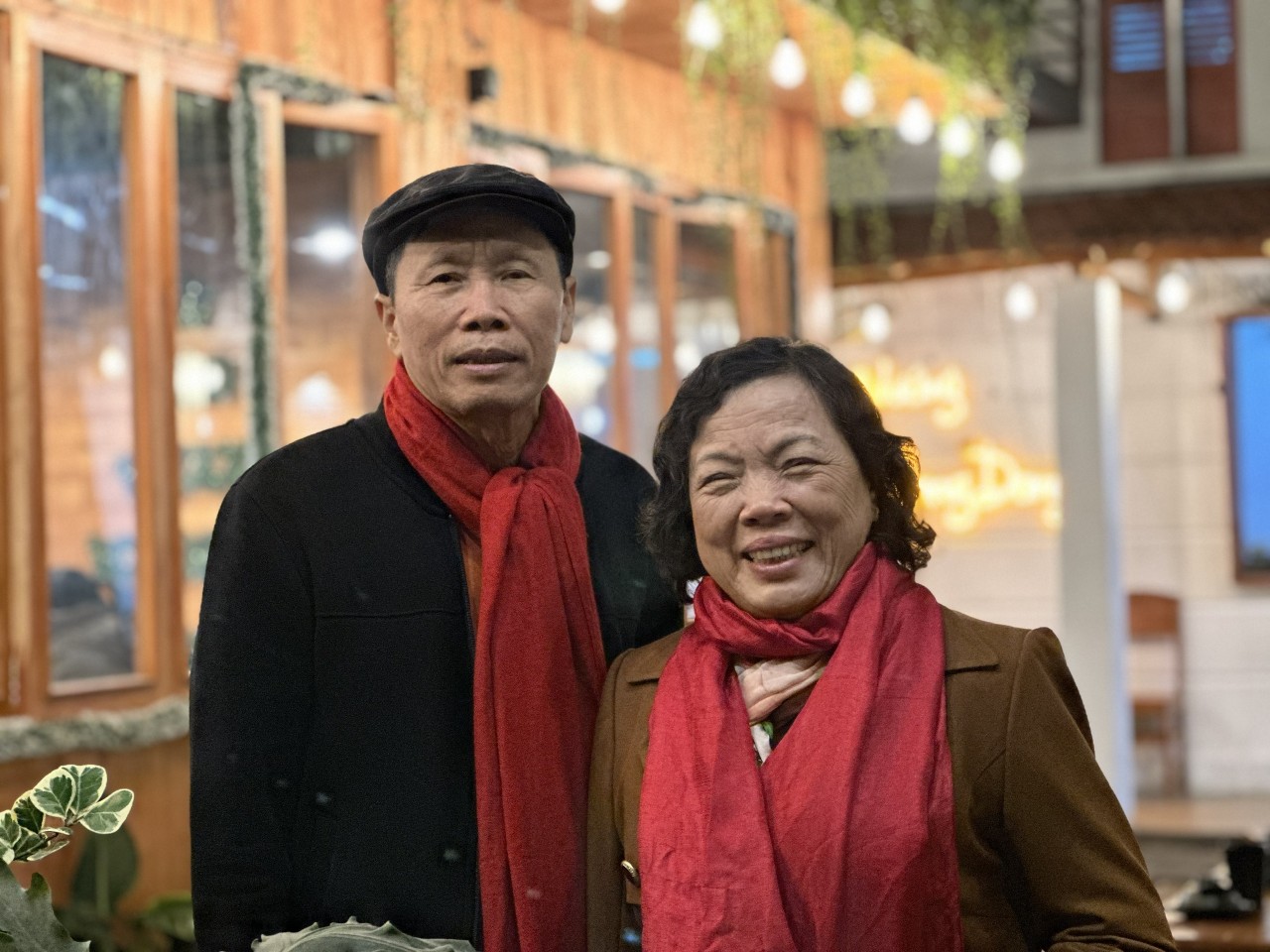 Vợ chồng nông dân ở Hải Phòng gần 50 năm tuổi Đảng hài lòng với Nghị quyết Đại hội VIII Hội NDVN- Ảnh 1.