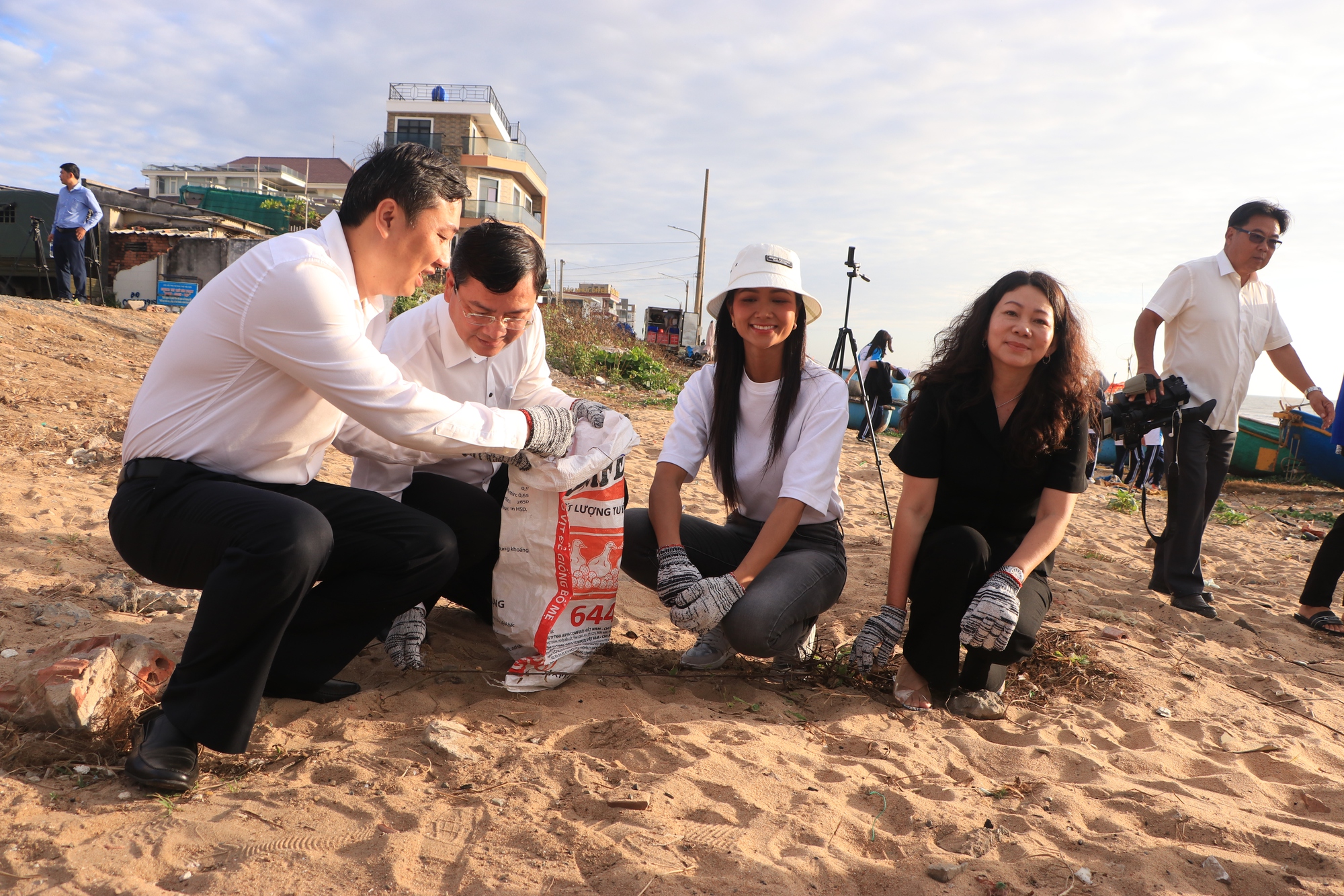Cùng hoa hậu H'Hen Niê dọn rác bãi biển, quảng bá du lịch Bà Rịa - Vũng Tàu - Ảnh 1.