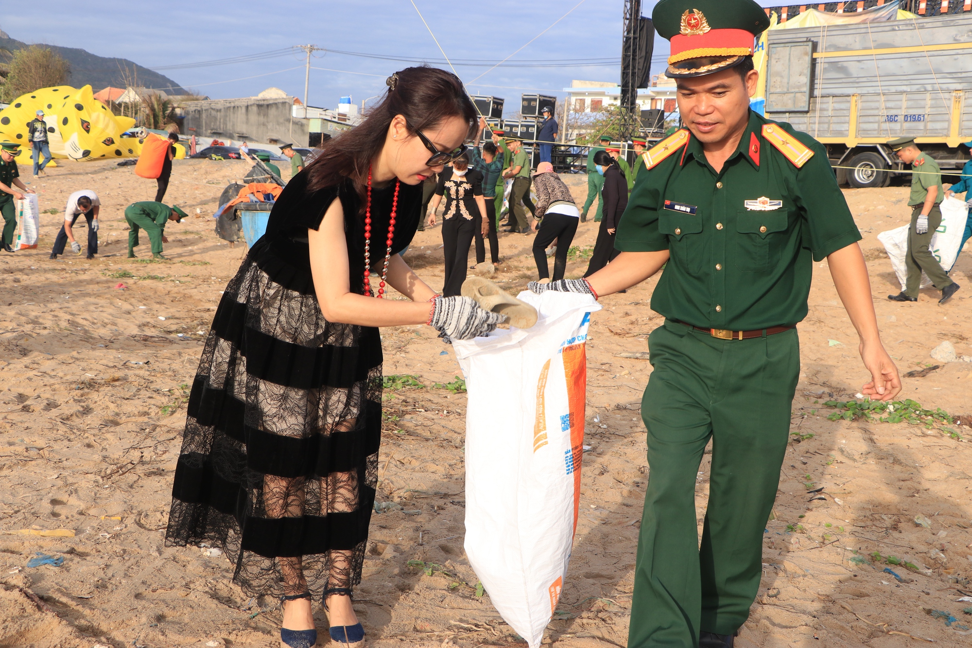 Cùng hoa hậu H'Hen Niê dọn rác bãi biển, quảng bá du lịch Bà Rịa - Vũng Tàu - Ảnh 2.