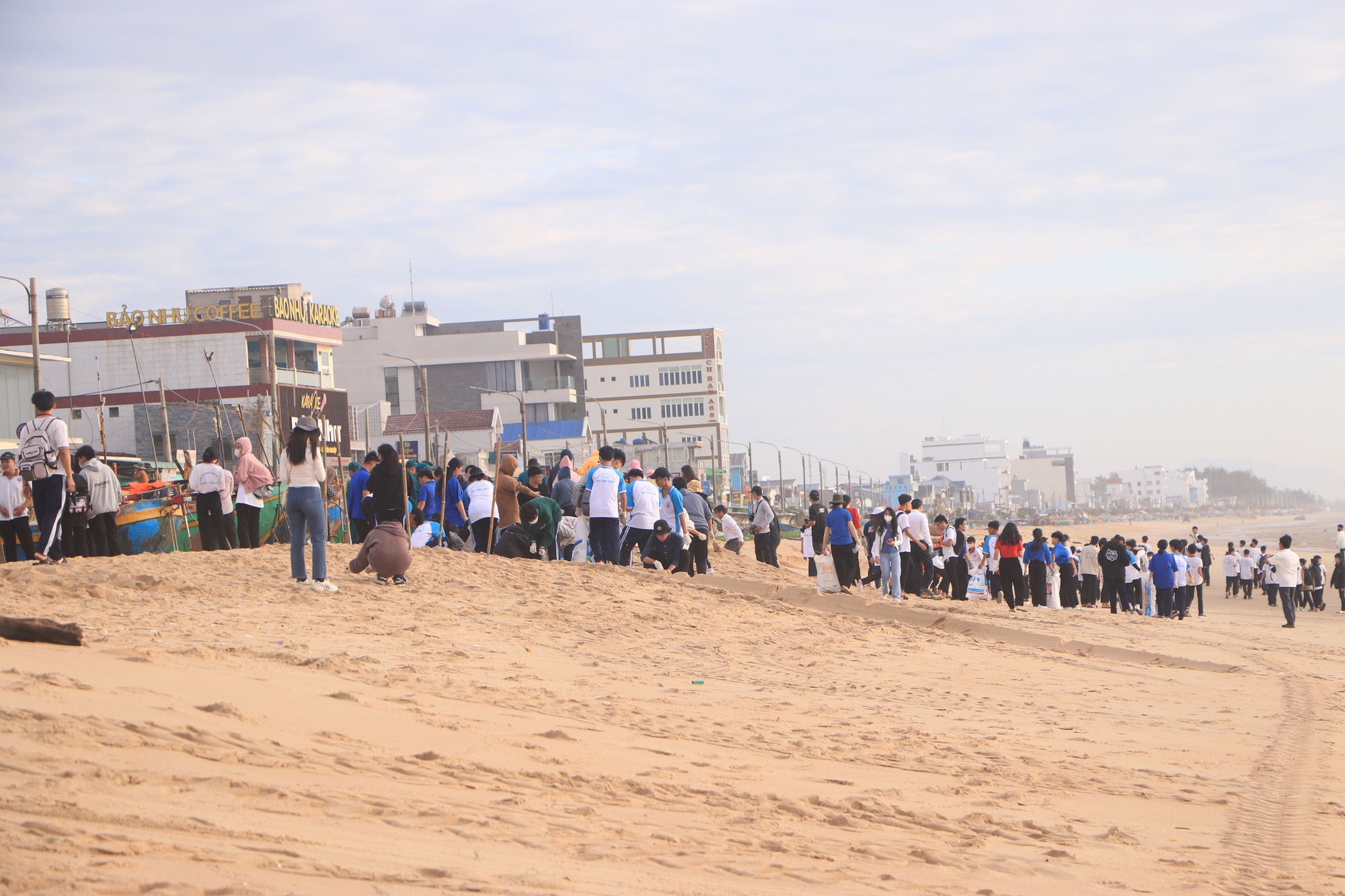Cùng hoa hậu H'Hen Niê dọn rác bãi biển, quảng bá du lịch Bà Rịa - Vũng Tàu - Ảnh 4.