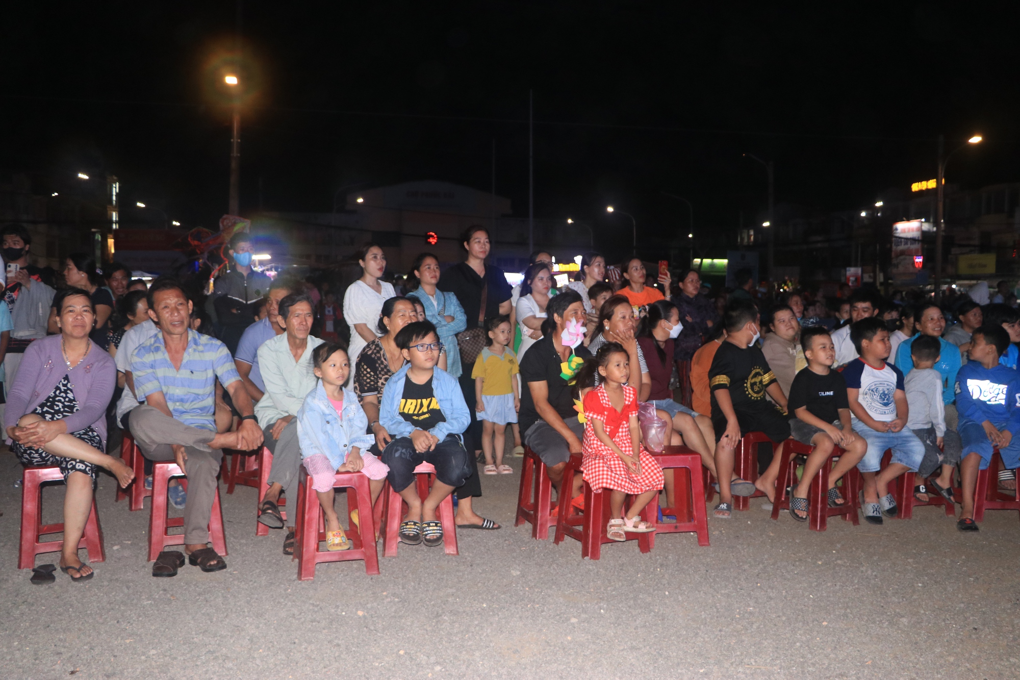 Người dân, du khách xem ca nhạc, ngắm diều khổng lồ tại làng chài Phước Hải - Ảnh 3.