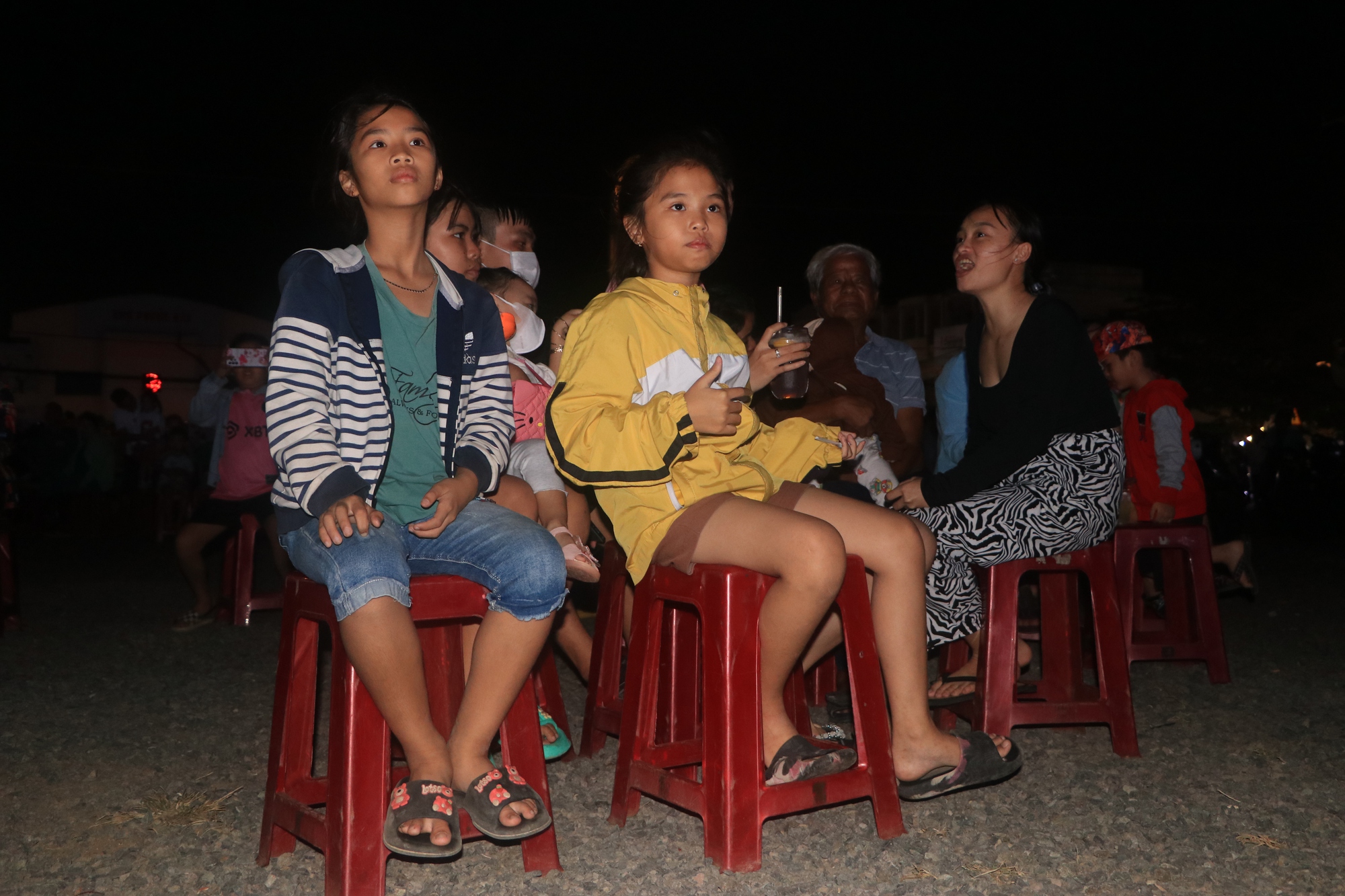 Người dân, du khách xem ca nhạc, ngắm diều khổng lồ tại làng chài Phước Hải - Ảnh 5.