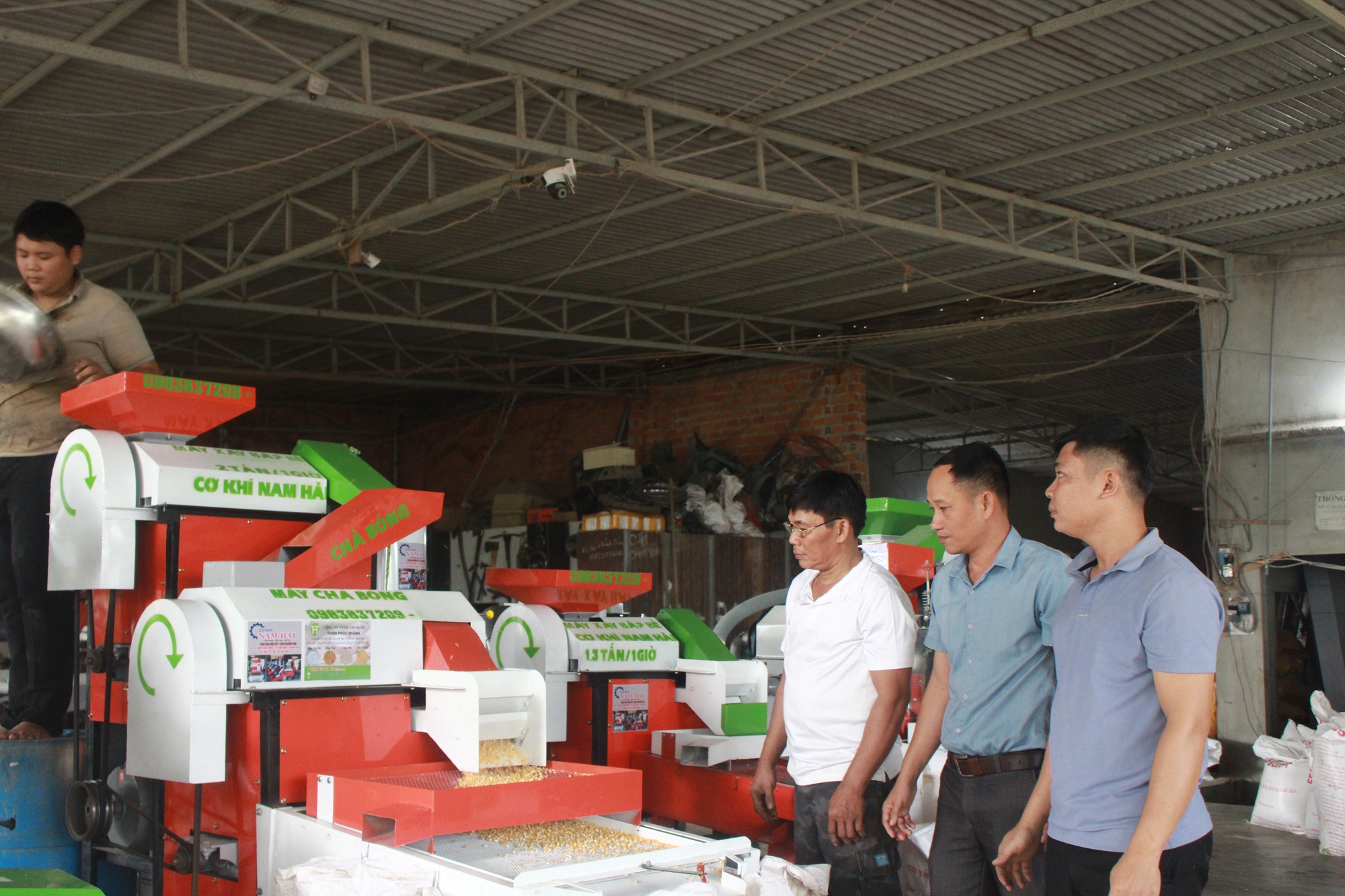 Kỹ sư 9x ở Khánh Hòa nghiên cứu chế tạo thành công máy xay bắp liên hoàn, khách hỏi mua nườm nượp - Ảnh 2.