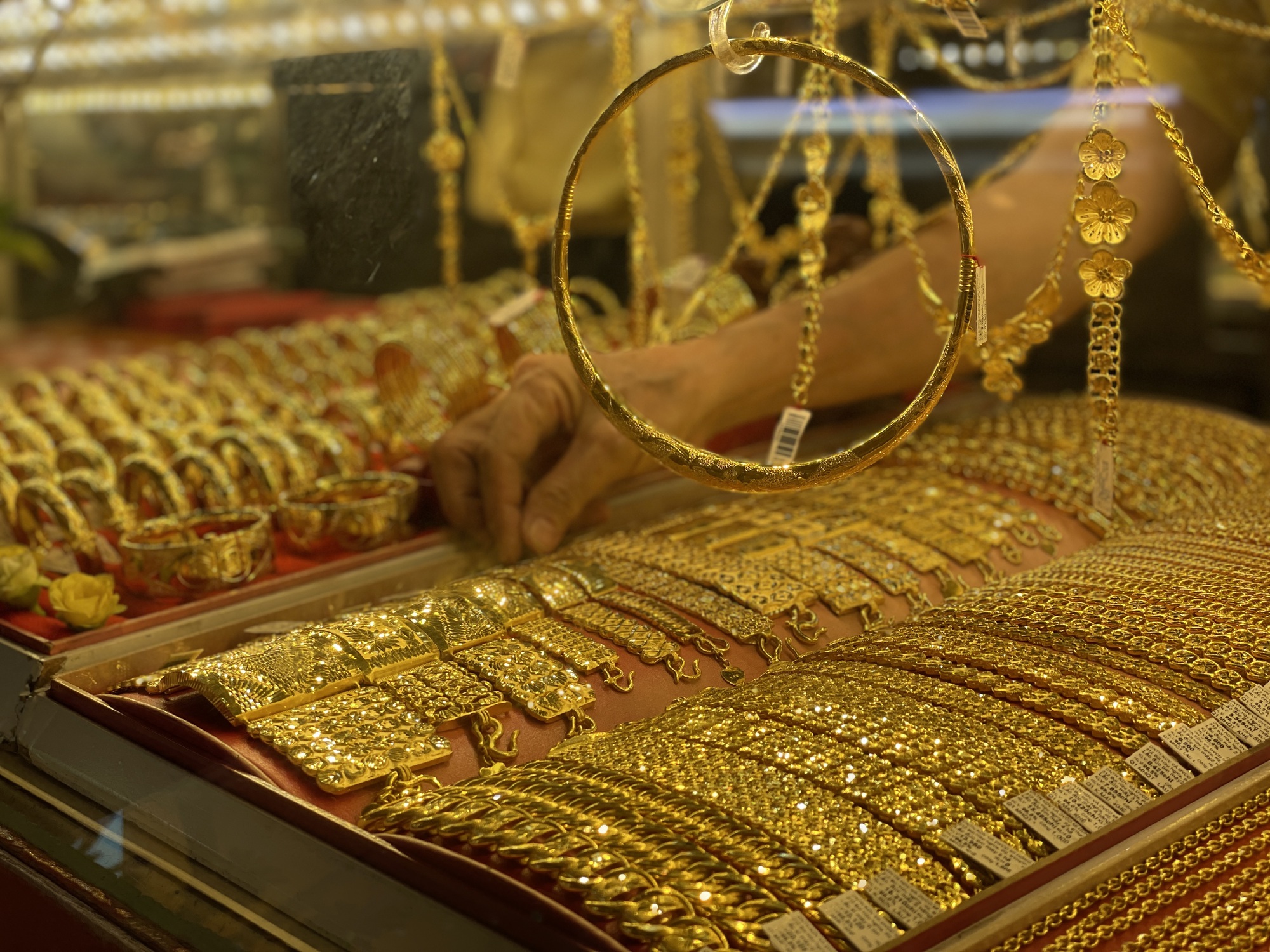 Người dân thận trọng khi giá vàng tăng giảm điên cuồng, mua - bán cách 5 triệu đồng - Ảnh 3.