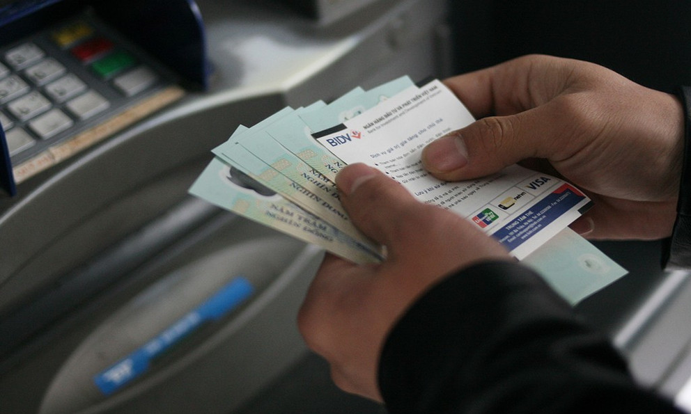 Yêu cầu các ngân hàng đảm bảo tiền mặt để người dân rút tiền qua ATM - Ảnh 2.