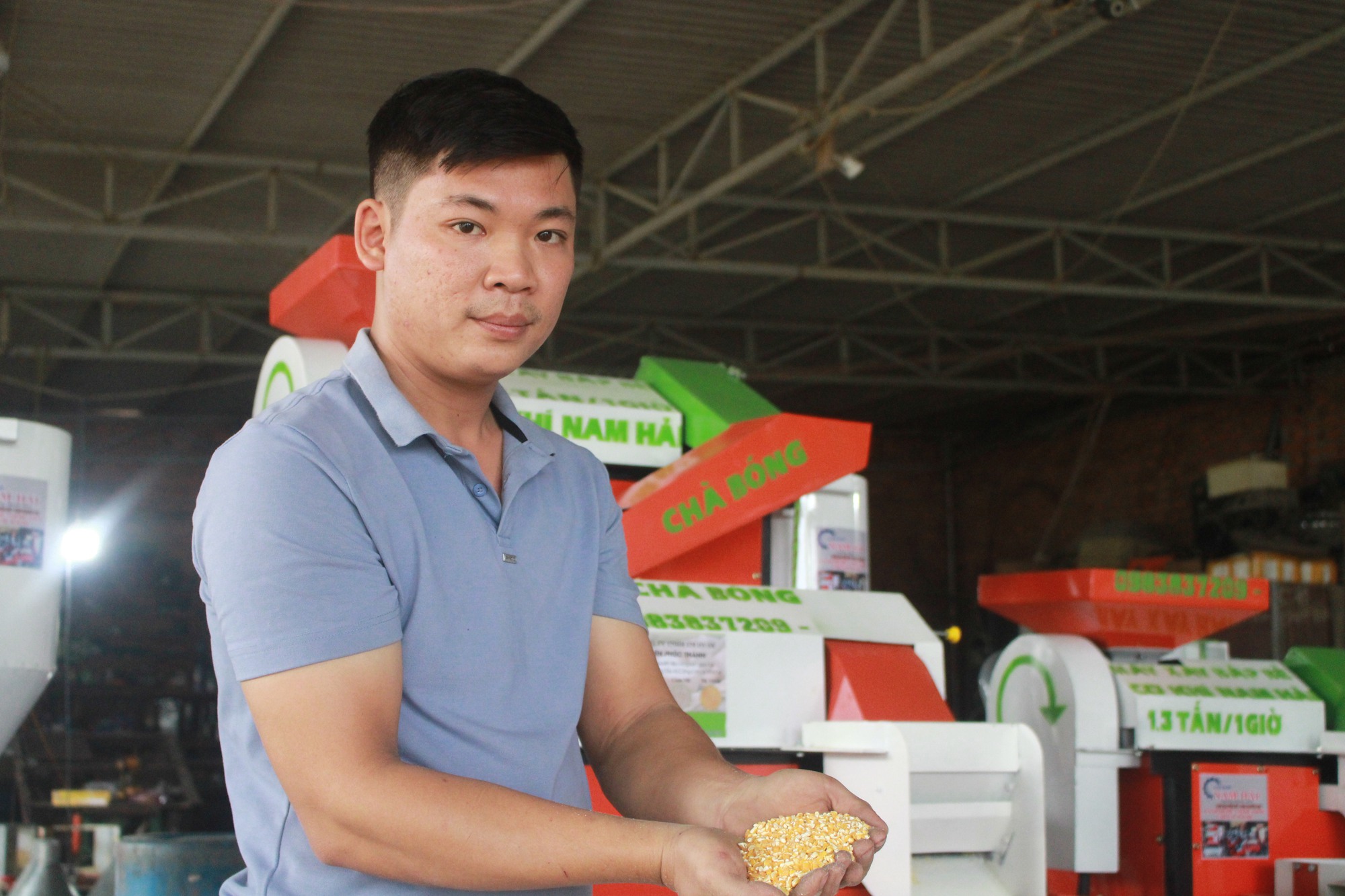 Kỹ sư 9x ở Khánh Hòa nghiên cứu chế tạo thành công máy xay bắp liên hoàn, khách hỏi mua nườm nượp - Ảnh 1.