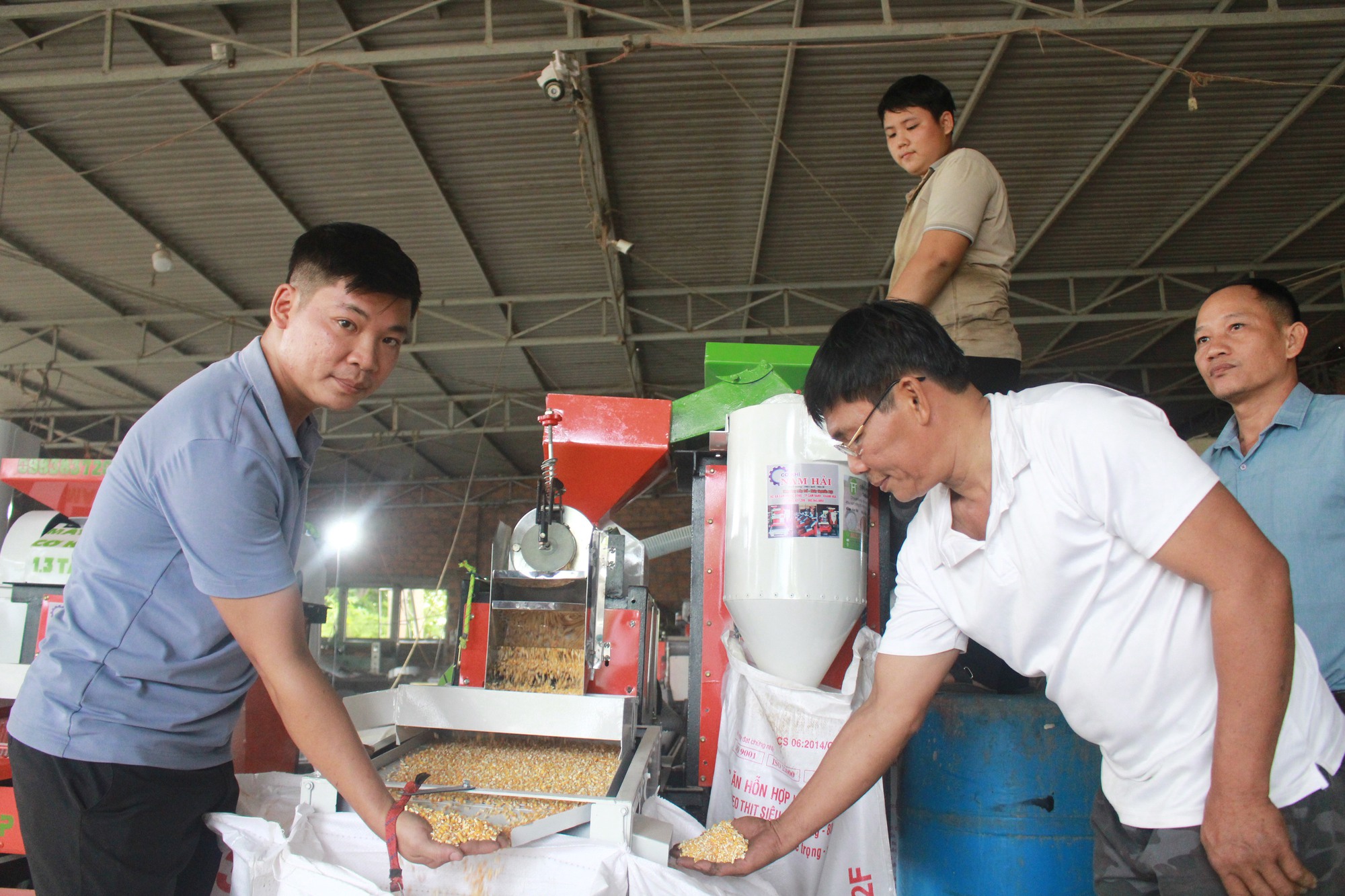 Kỹ sư 9x ở Khánh Hòa nghiên cứu chế tạo thành công máy xay bắp liên hoàn, khách hỏi mua nườm nượp - Ảnh 3.