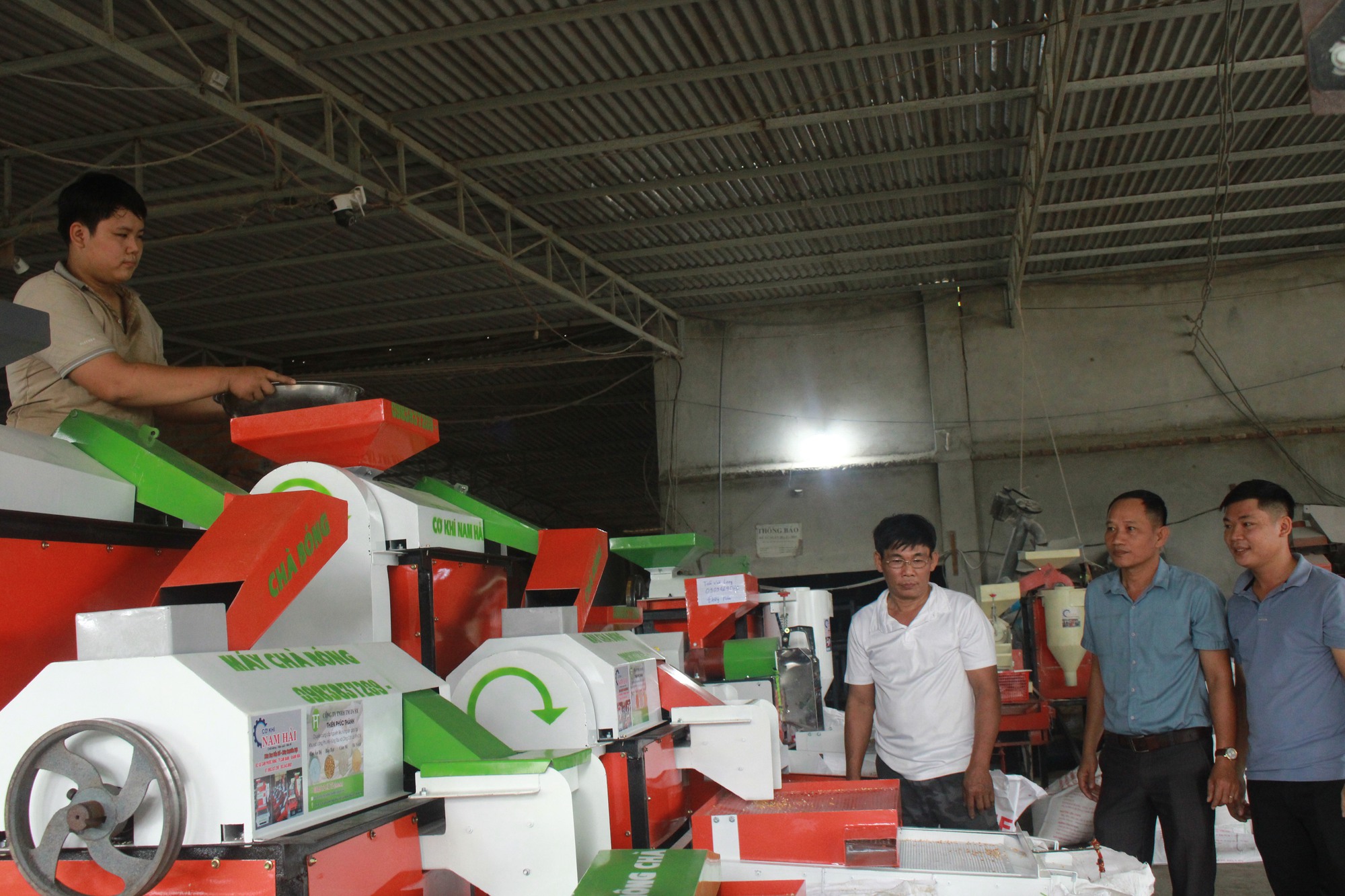 Kỹ sư 9x ở Khánh Hòa nghiên cứu chế tạo thành công máy xay bắp liên hoàn, khách hỏi mua nườm nượp - Ảnh 6.