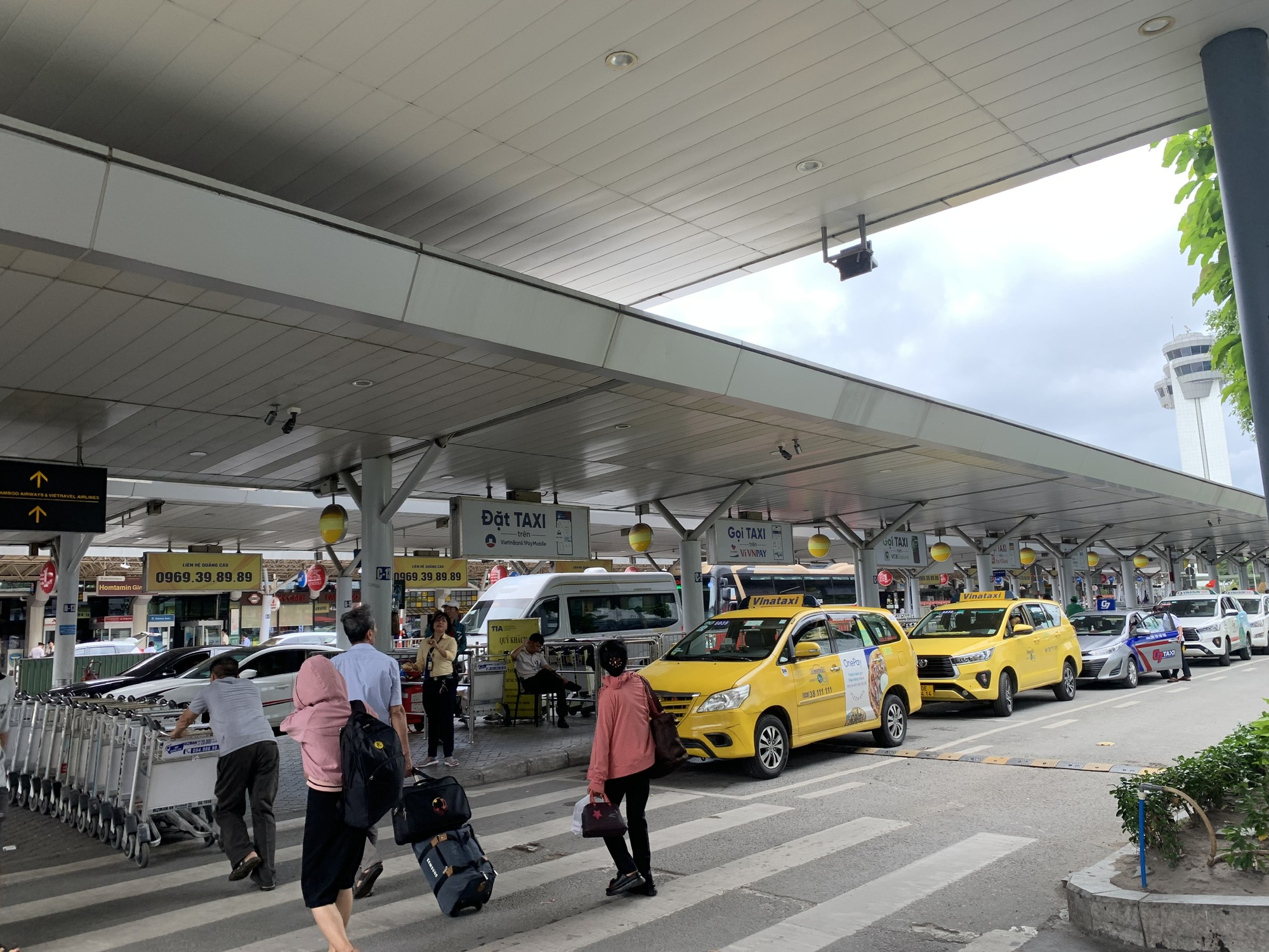 Ngày đầu nghỉ Tết Dương lịch 2024, sân bay Tân Sơn Nhất đón hơn 110.000 khách - Ảnh 1.
