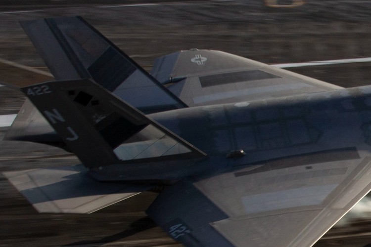 Hình ảnh tiêm kích F-35C tráng gương để tàng hình - Ảnh 5.