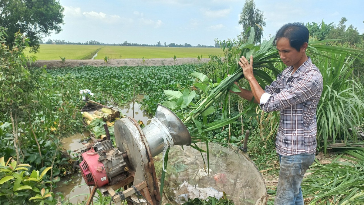 Anh nông dân sáng chế máy nổ chạy bằng khí Biogas ở Long An, ai xem vận hành cũng trầm trồ - Ảnh 1.