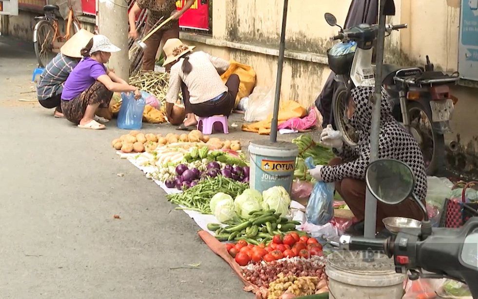 Chợ tiền tỷ xây xong nhưng chưa thể hoạt động, người dân một huyện ngoài thành Hà Nội tràn ra lòng đường bán hàng - Ảnh 7.