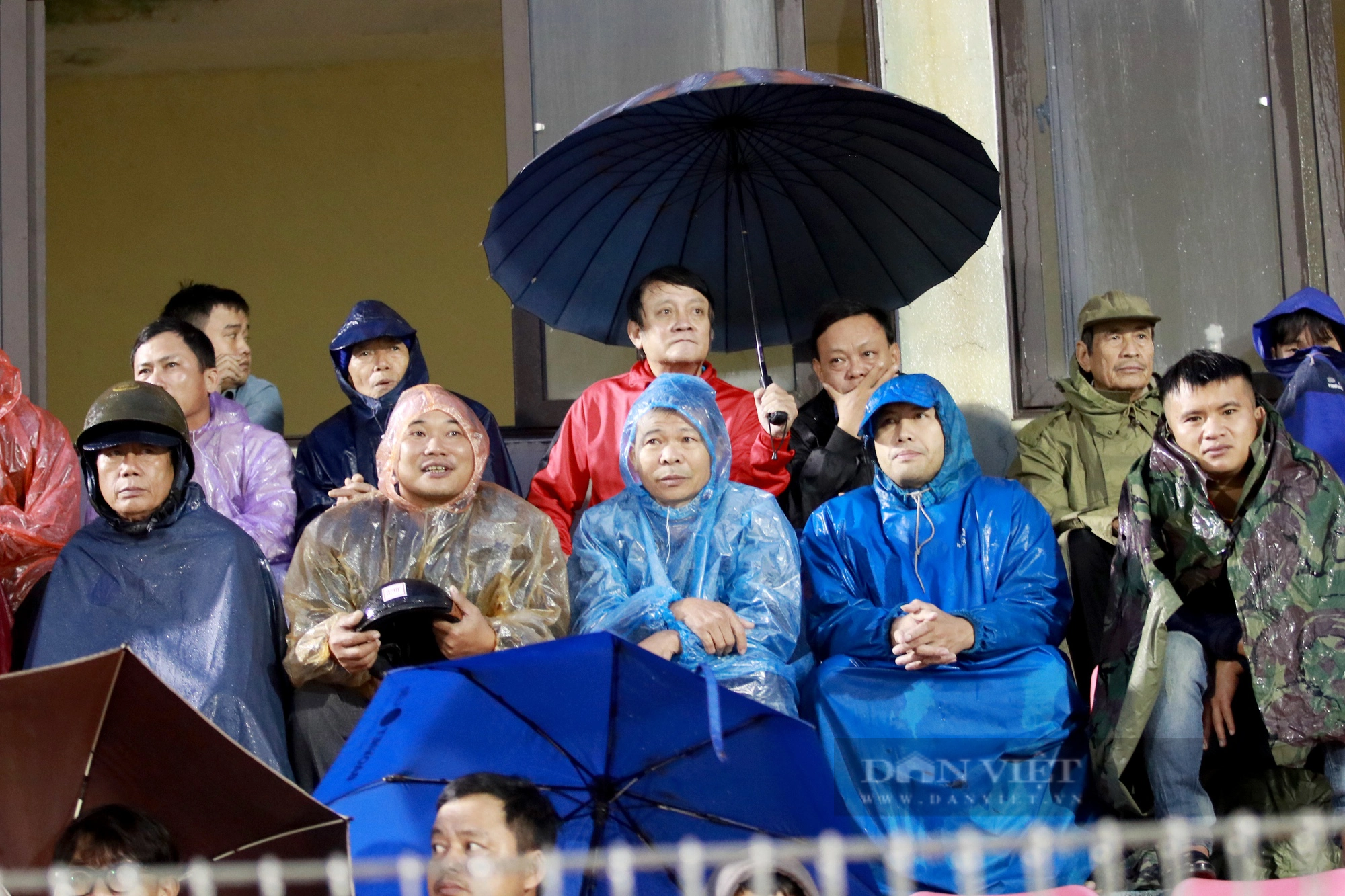 CĐV Nam Định cùng “4 thầy trò đường tăng” đầm mưa cổ vũ hết mình trên sân Hà Tĩnh - Ảnh 4.