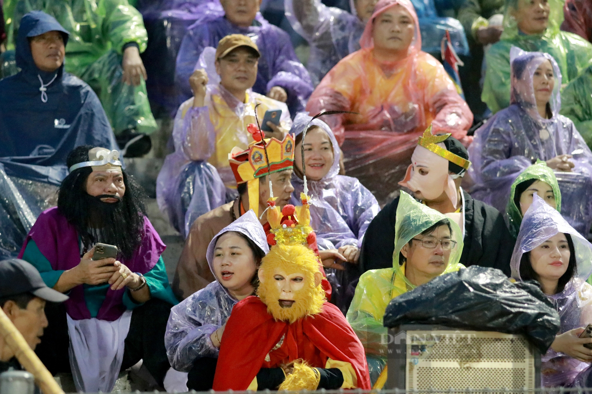 CĐV Nam Định cùng “4 thầy trò đường tăng” đầm mưa cổ vũ hết mình trên sân Hà Tĩnh - Ảnh 7.