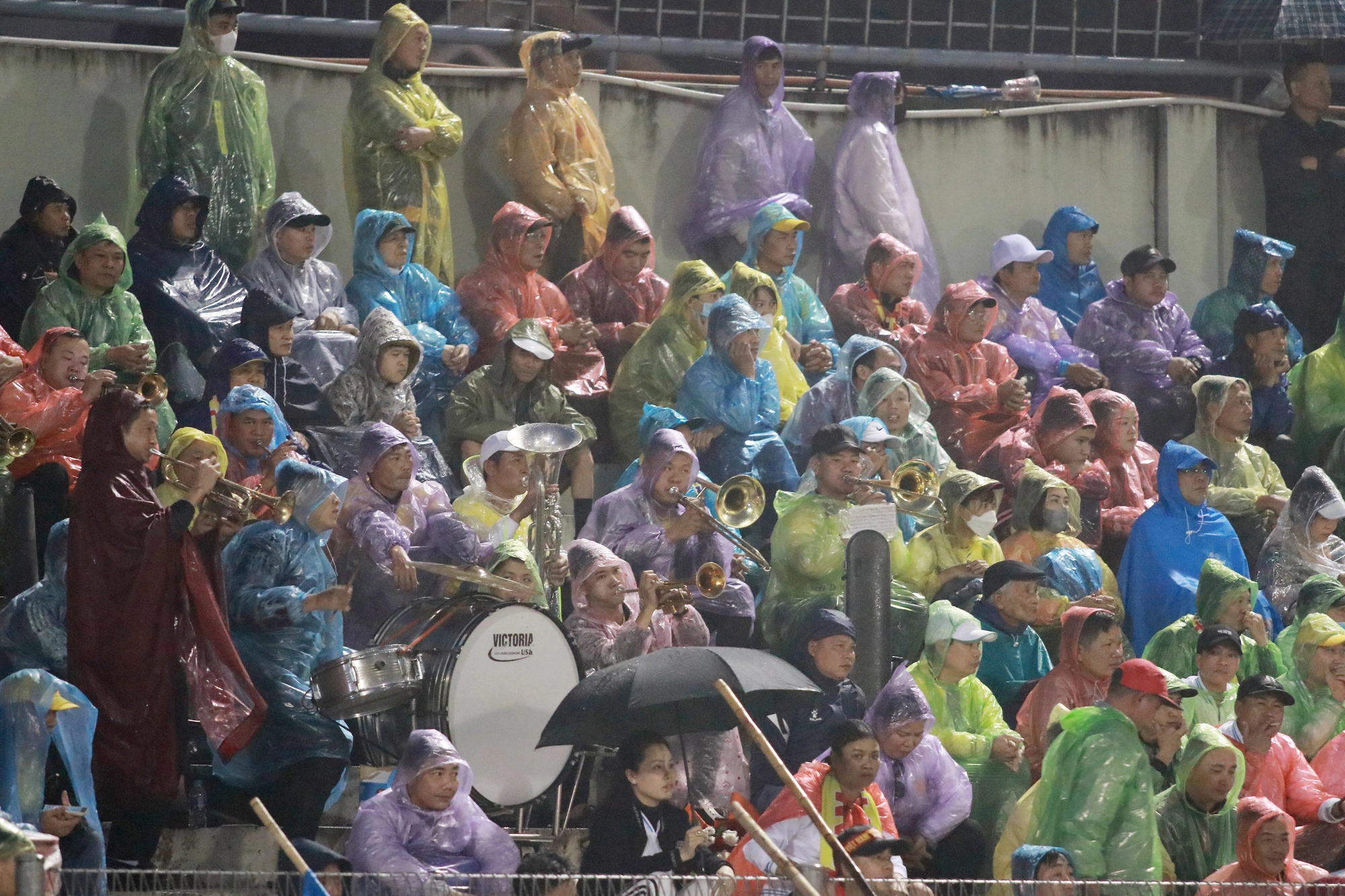 CĐV Nam Định cùng “4 thầy trò đường tăng” đầm mưa cổ vũ hết mình trên sân Hà Tĩnh - Ảnh 8.