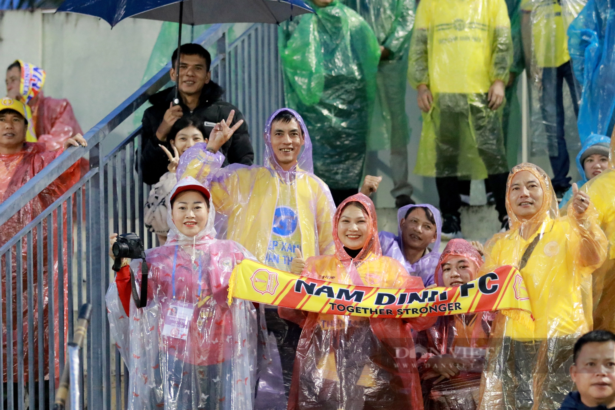 CĐV Nam Định cùng “4 thầy trò đường tăng” đầm mưa cổ vũ hết mình trên sân Hà Tĩnh - Ảnh 9.