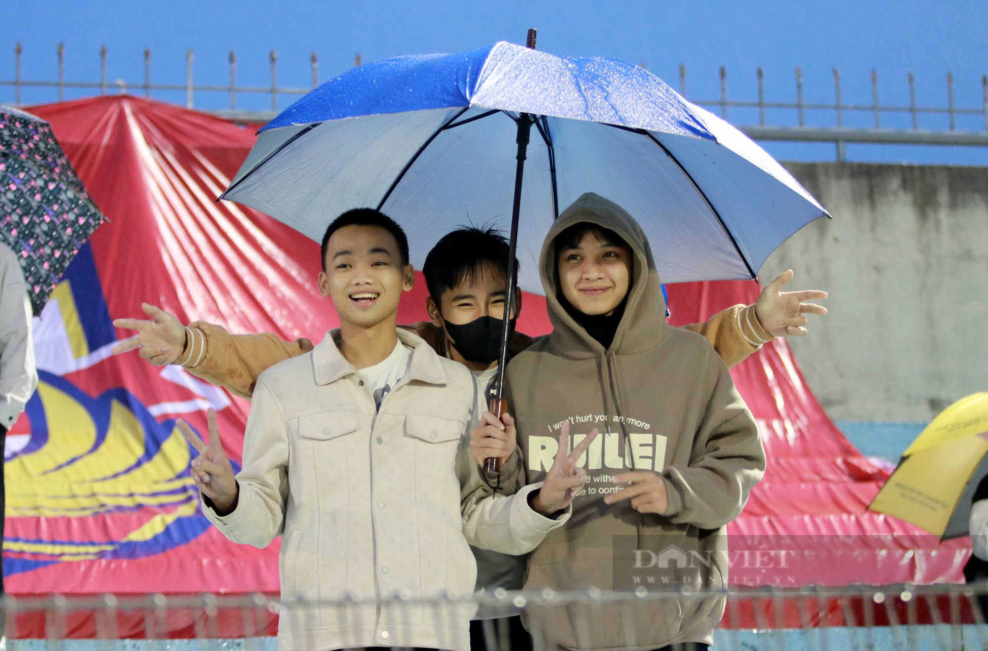 CĐV Nam Định cùng “4 thầy trò đường tăng” đầm mưa cổ vũ hết mình trên sân Hà Tĩnh - Ảnh 15.