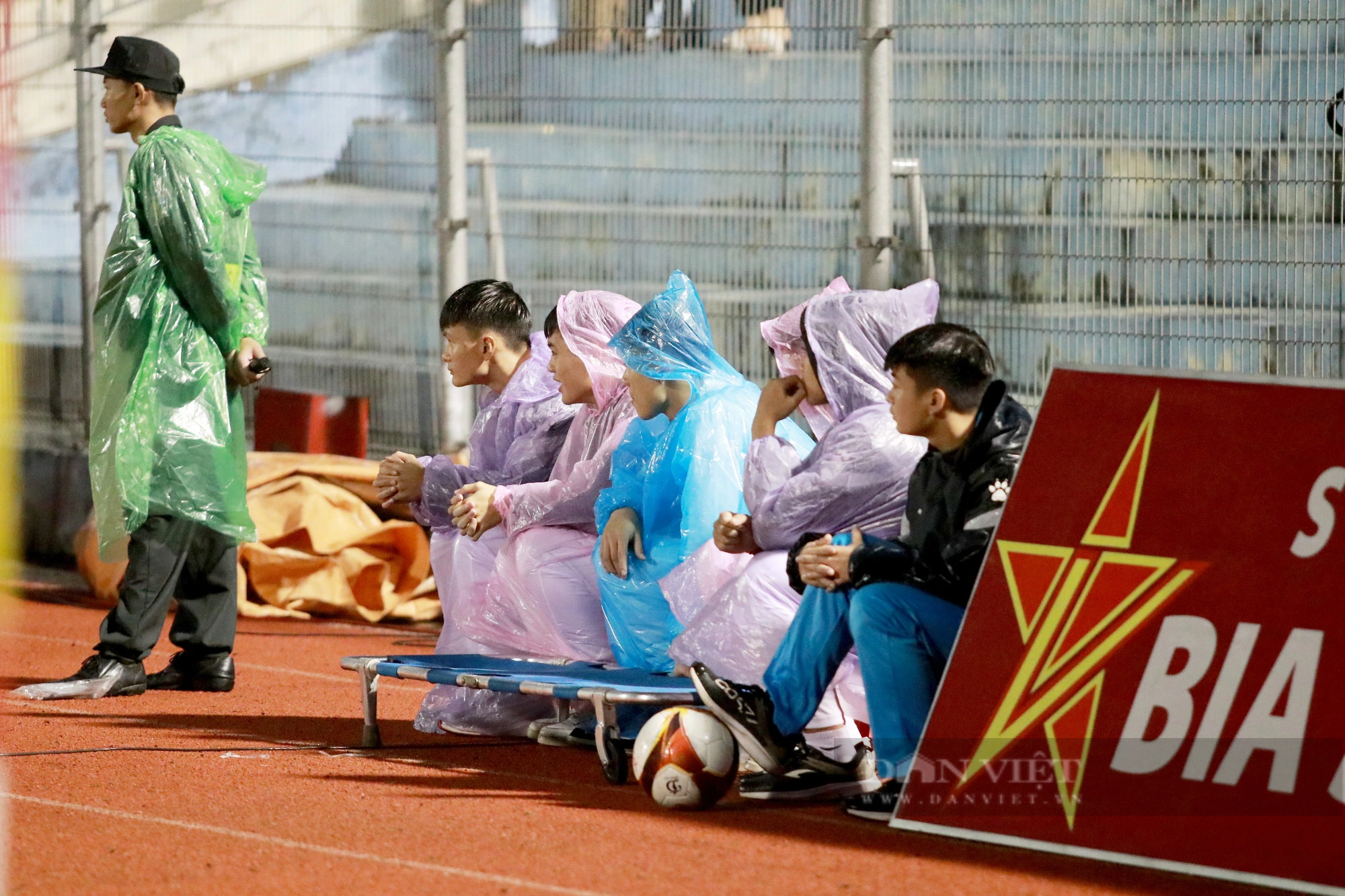 CĐV Nam Định cùng “4 thầy trò đường tăng” đầm mưa cổ vũ hết mình trên sân Hà Tĩnh - Ảnh 17.