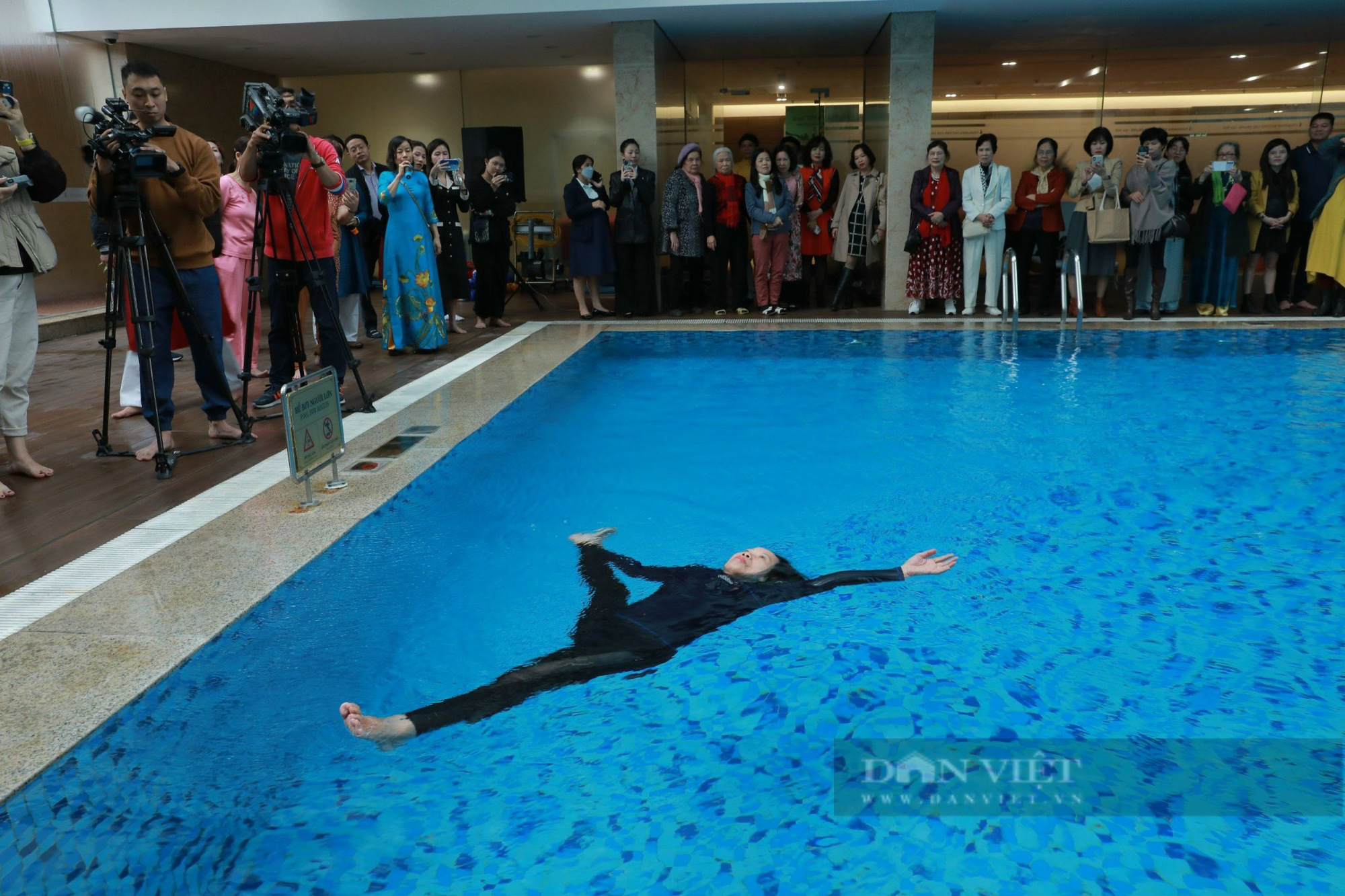 Bí quyết rèn luyện sức khoẻ của cụ bà U80 lập kỷ lục biểu diễn yoga xoay 80 vòng dưới nước - Ảnh 1.