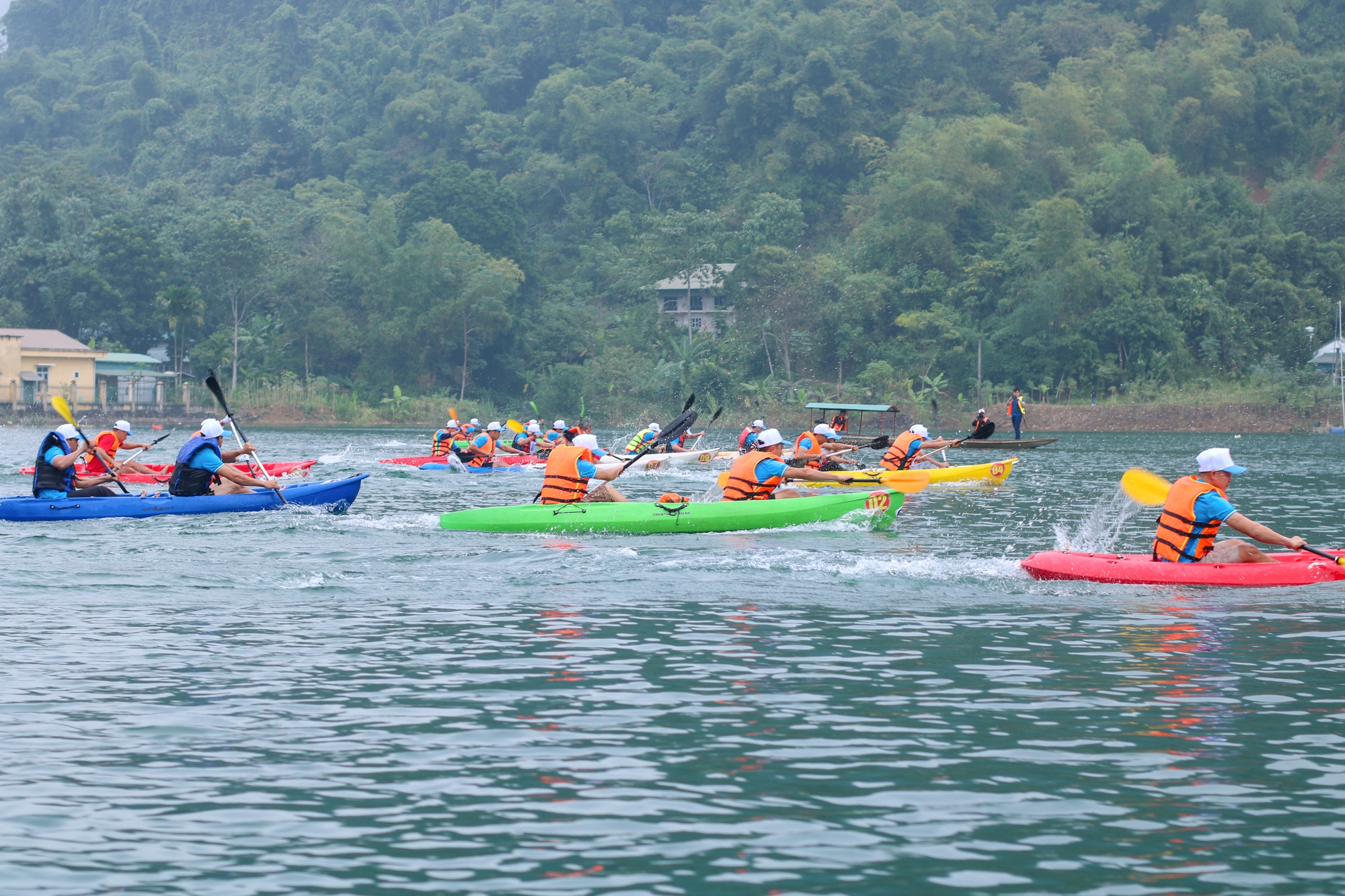 Hàng trăm nữ vận động viên bất chấp giá lạnh đua thuyền Kayak trên sông Đà - Ảnh 6.