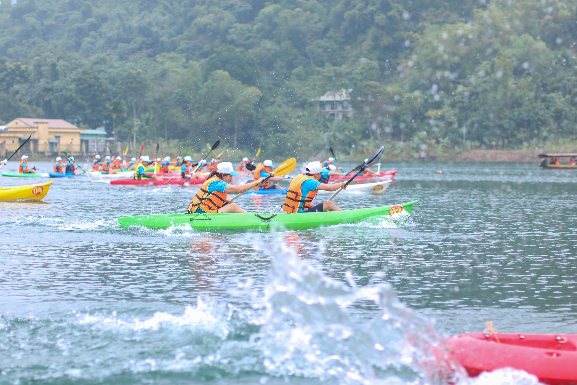 Hàng trăm nữ vận động viên bất chấp giá lạnh đua thuyền Kayak trên sông Đà - Ảnh 2.