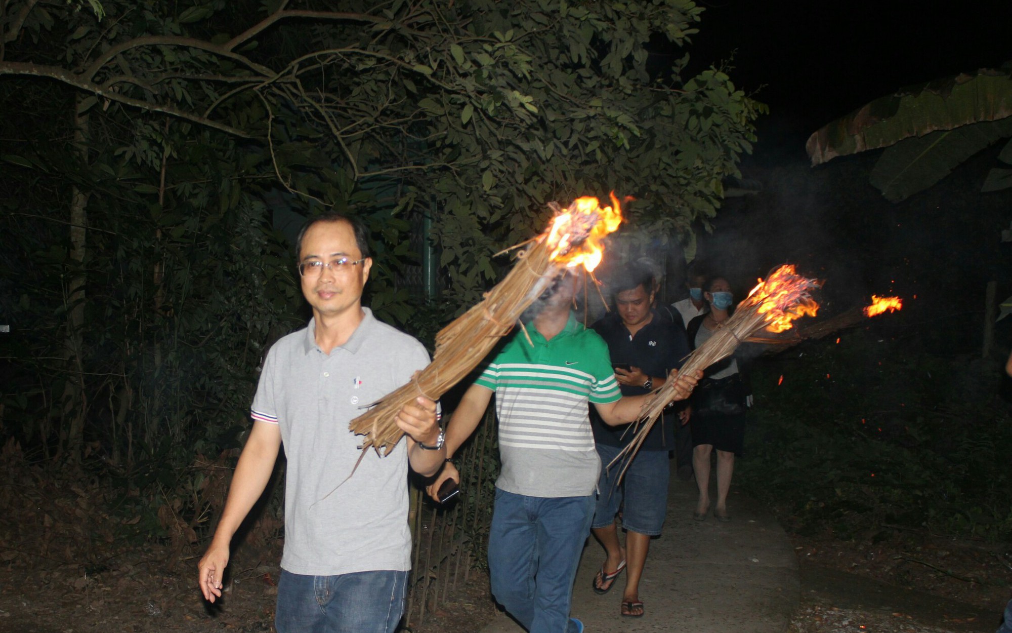 Đang đêm tối trời, tại một nơi ở Vĩnh Long, dân tình đốt đuốc lá dừa cháy rừng rực rủ nhau đi xem hát bội