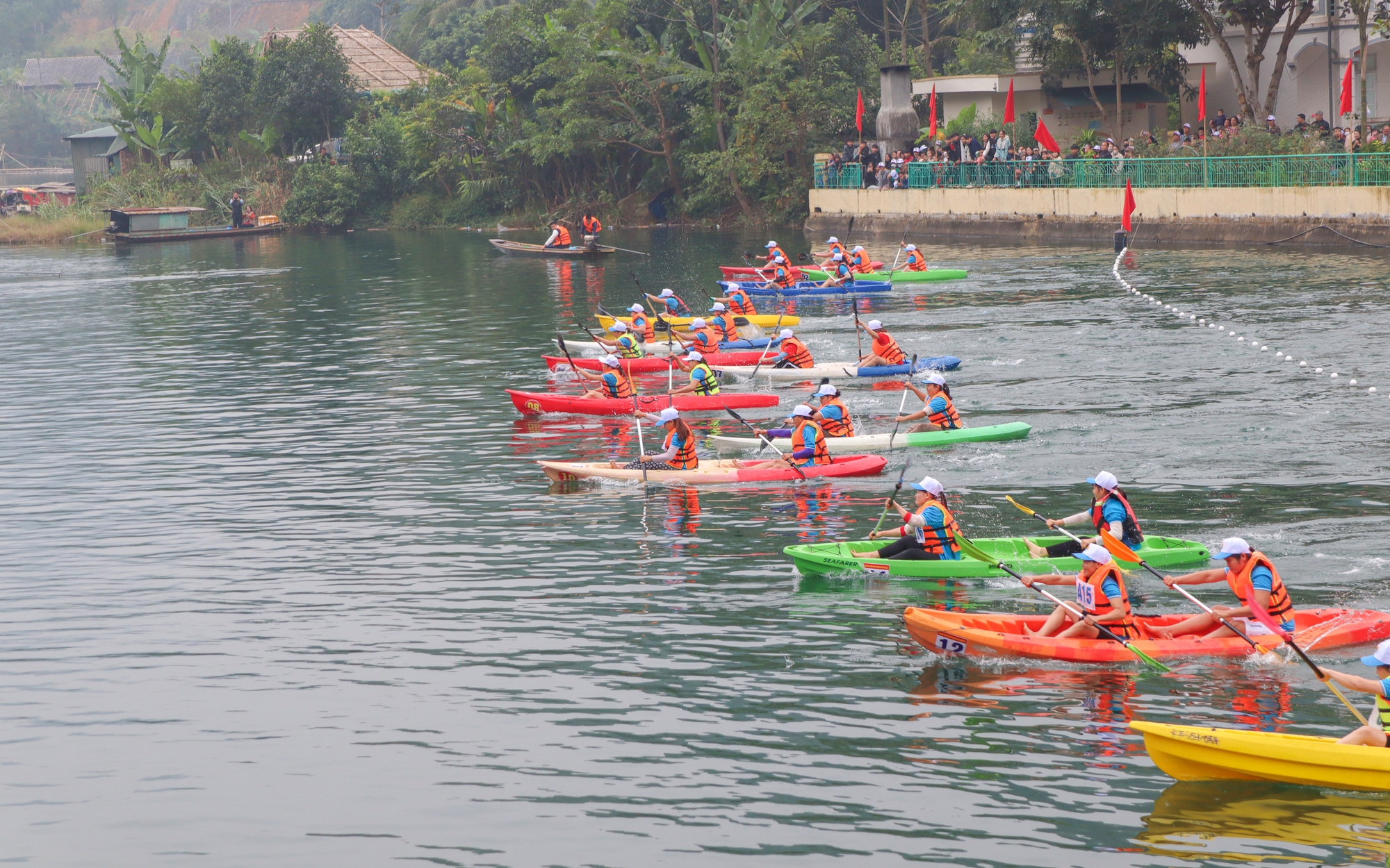 Đua thuyền Kayak- vinh danh dòng Đà Giang huyền thoại 