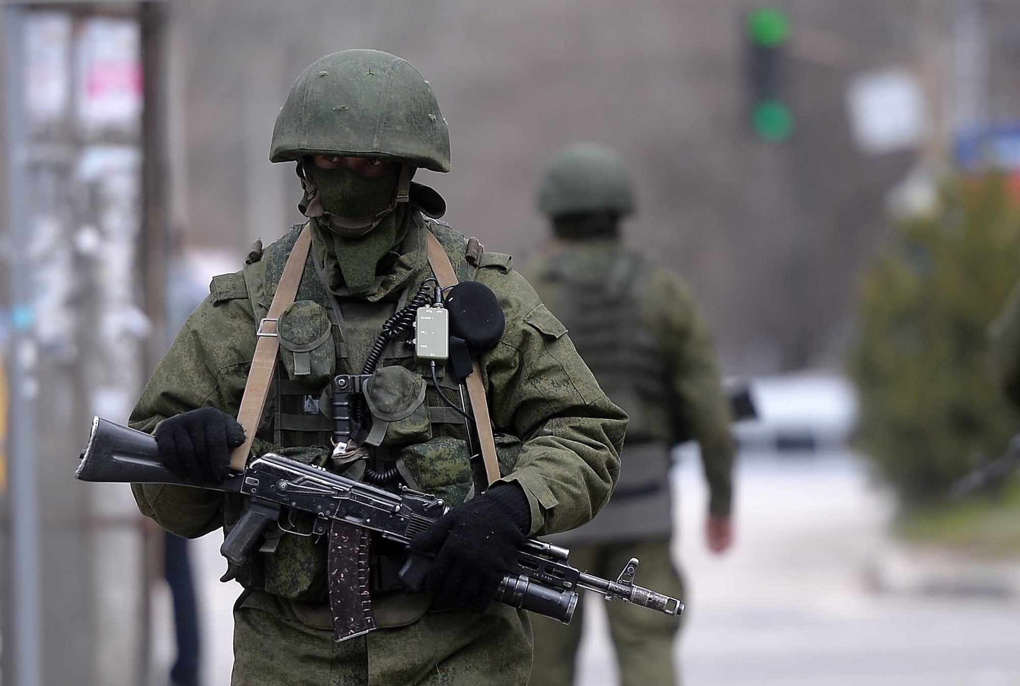 Hai cô gái trẻ Ukraine lợi dụng sự dễ thương lừa, đầu độc 35 lính Nga ở Crimea - Ảnh 1.