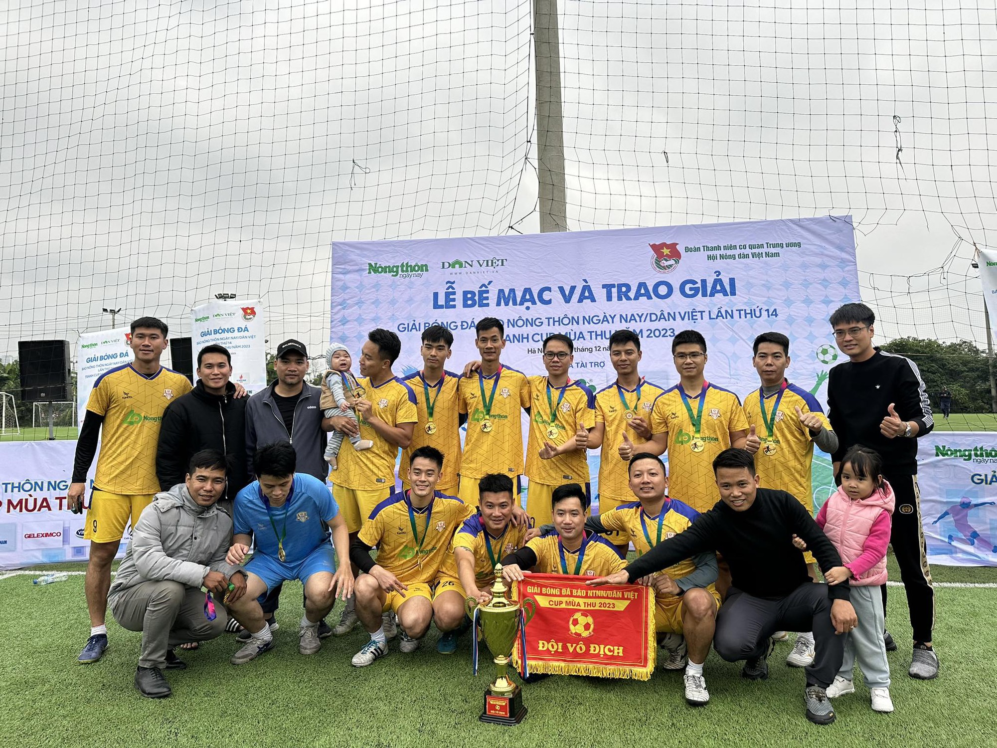 Giải bóng đá Báo NTNN/Dân Việt lần thứ 14 - Tranh cúp Mùa Thu năm 2023: Chủ nhà đăng quang - Ảnh 3.