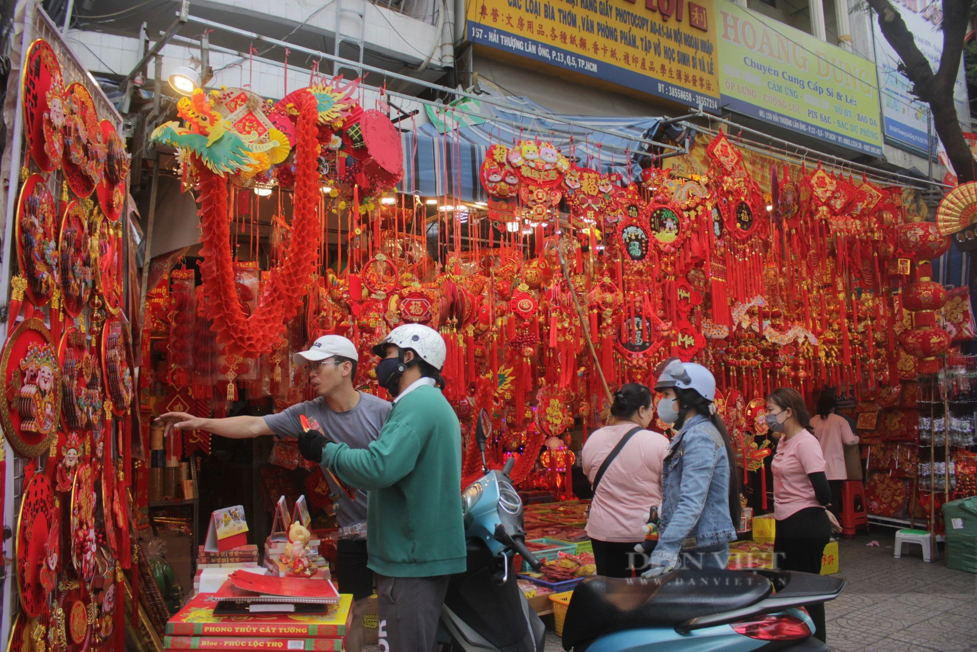 Dân Sài thành tranh thủ cuối tuần rủ nhau mua đồ trang trí Tết Giáp Thìn - Ảnh 2.