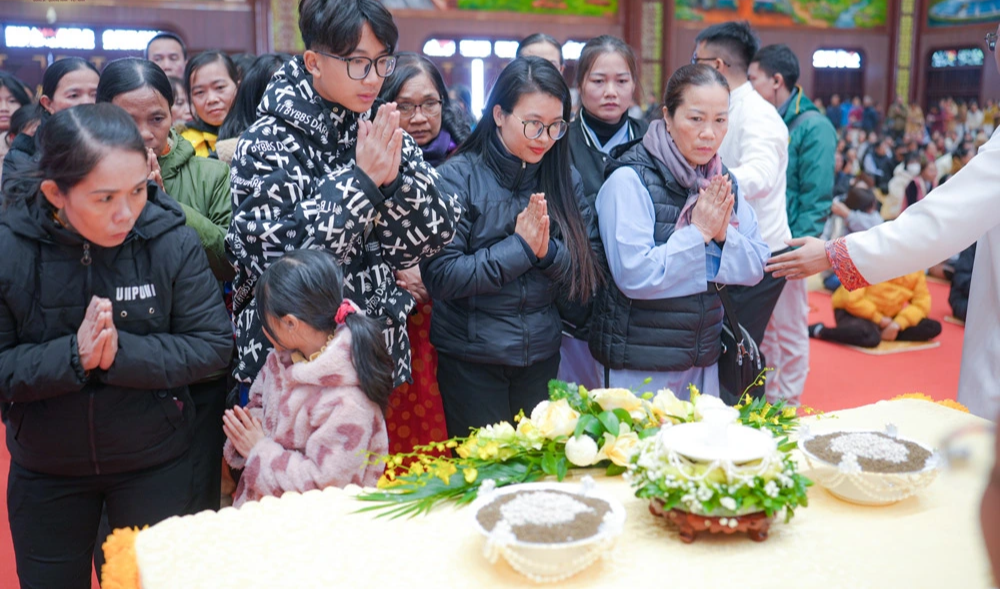 Ban Tôn giáo Chính phủ đề nghị thẩm định nguồn gốc xá lợi tóc Đức Phật trưng bày tại chùa Ba Vàng - Ảnh 2.
