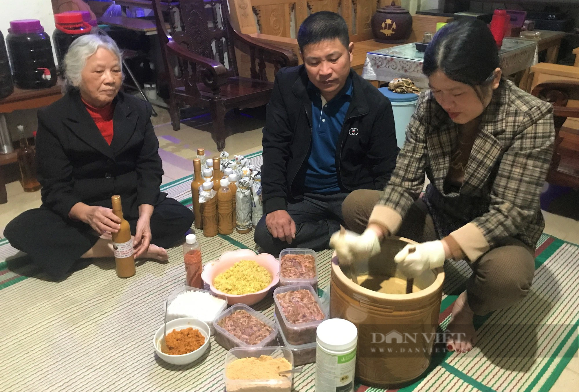 Dân làng này ở Nghệ An dùng loài đặc sản đắt đỏ muối thành thứ nước chấm vừa mở hũ đã thơm lừng - Ảnh 4.