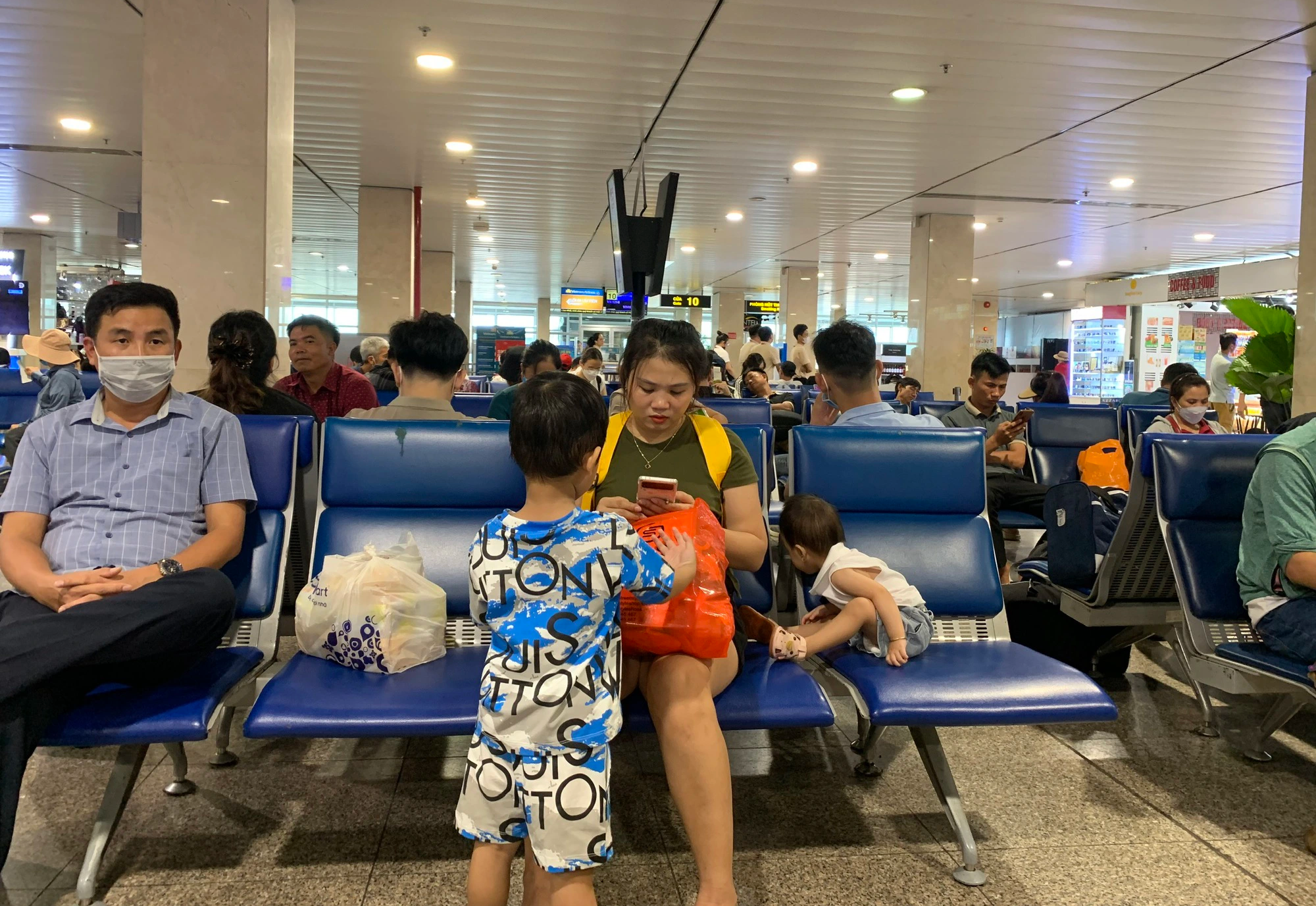 Sân bay Tân Sơn Nhất thông thoáng trong ngày đầu nghỉ Tết Dương lịch 2024 - Ảnh 1.