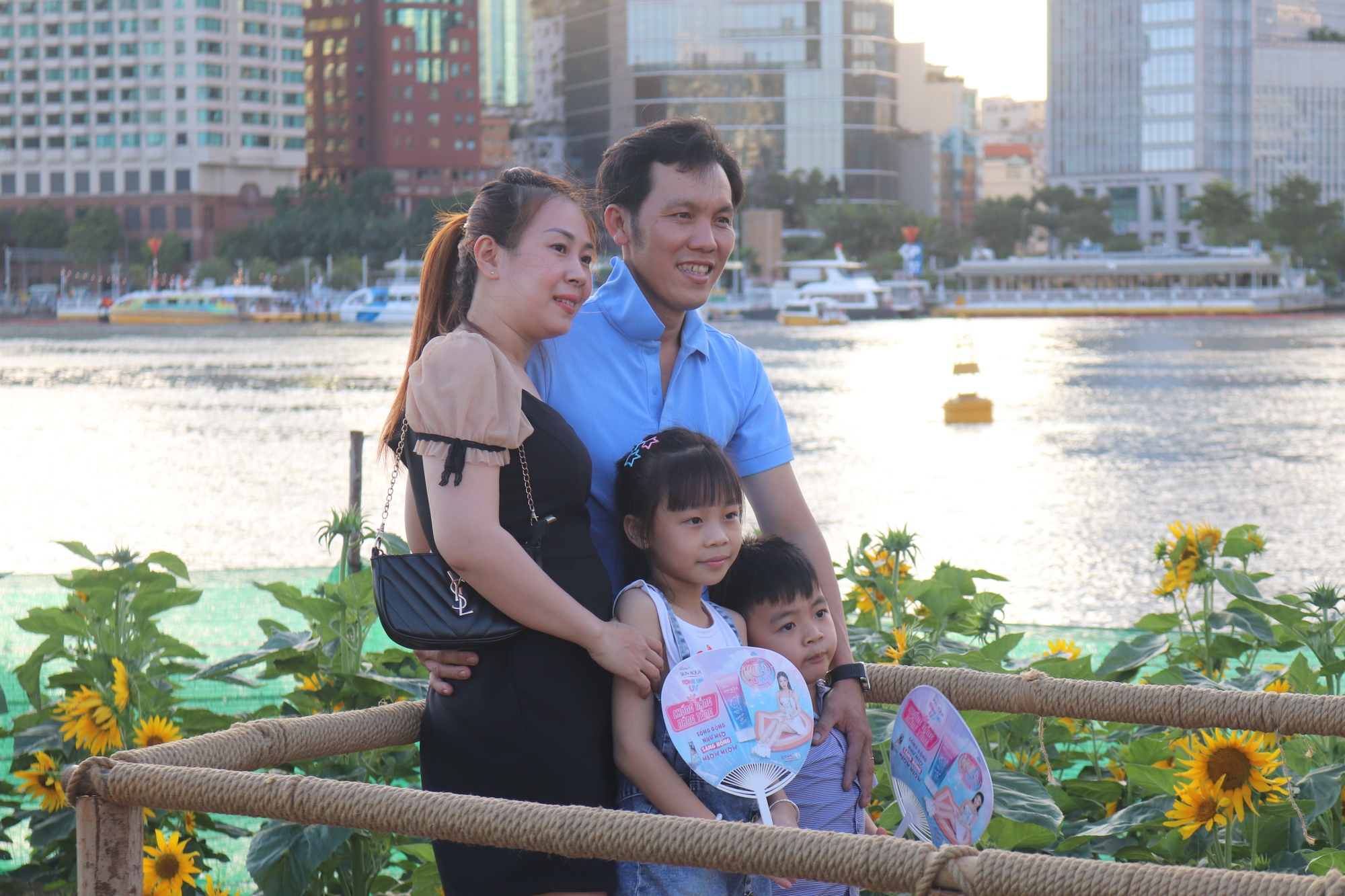 Công viên bờ sông Sài Gòn phía Thủ Thiêm có gì mà người người đang đổ về dịp Tết Dương lịch? - Ảnh 2.