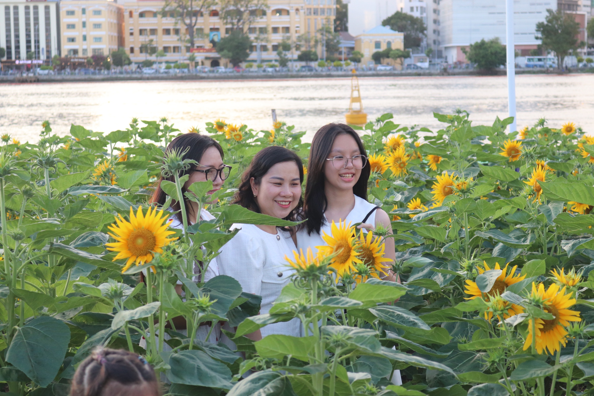 Công viên bờ sông Sài Gòn phía Thủ Thiêm có gì mà người người đang đổ về dịp Tết Dương lịch? - Ảnh 4.