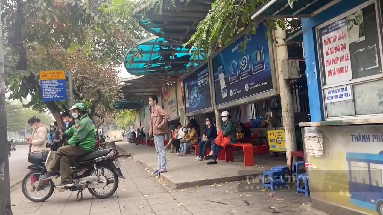 Hà Nội: Nhà chờ xe buýt &quot;biến&quot; thành quán nước, chỗ đỗ xe ô tô - Ảnh 4.